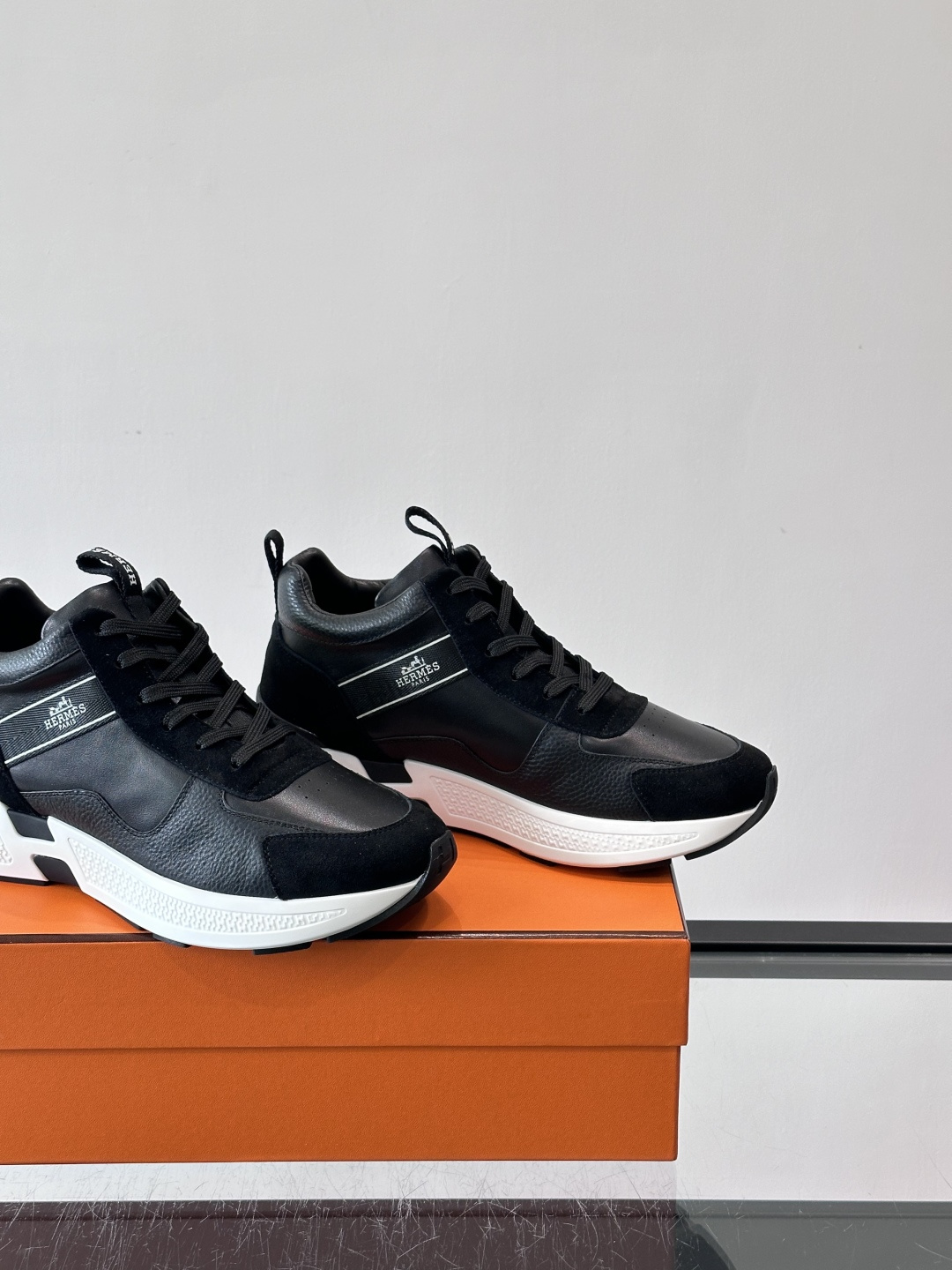 爱马仕Hugo系列厚底运动鞋，主打休闲男鞋，鞋面采用优质皮革+织物拼接，黑色细节点缀，简约又有层次感。厚