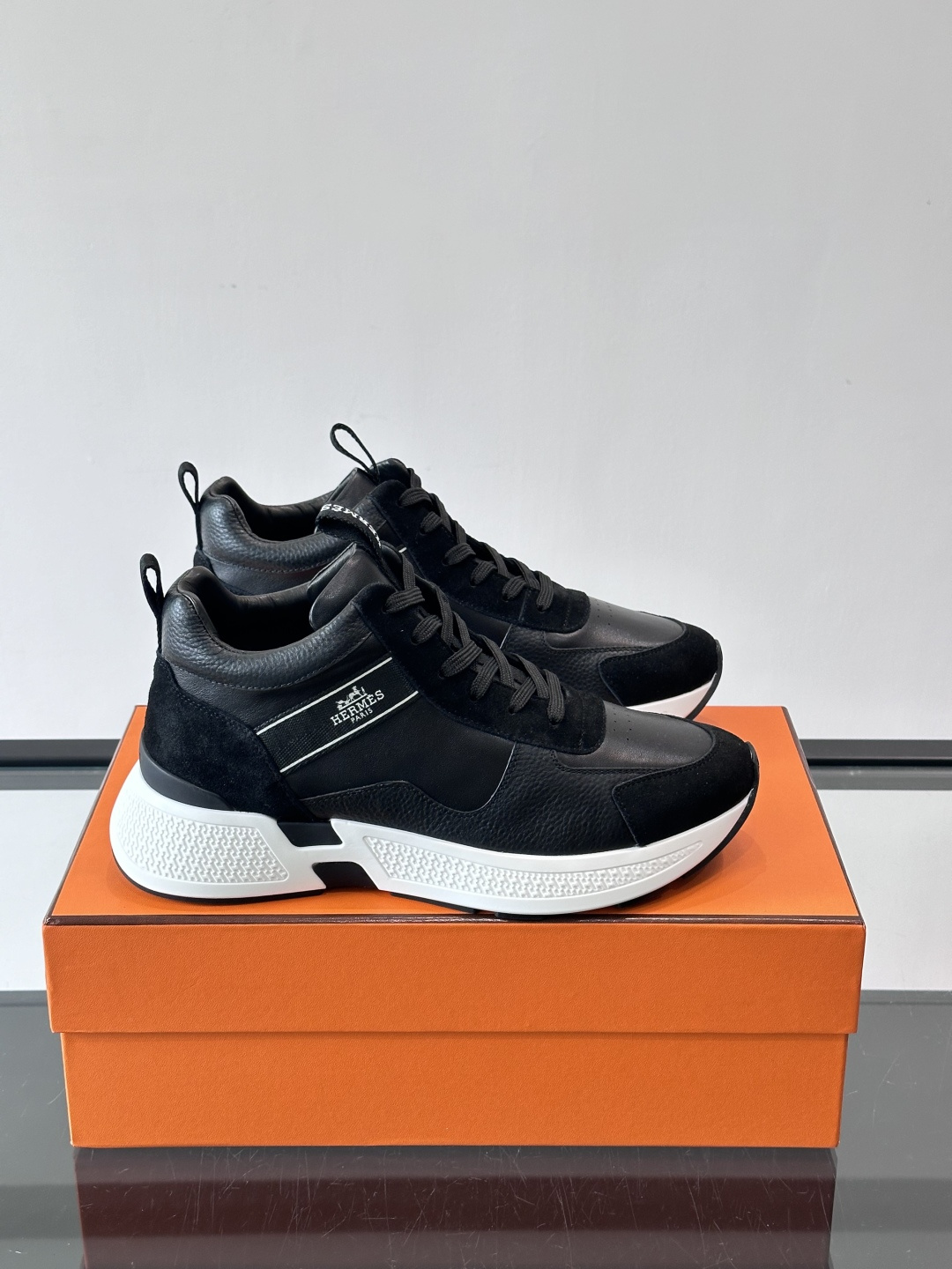 爱马仕Hugo系列厚底运动鞋，主打休闲男鞋，鞋面采用优质皮革+织物拼接，黑色细节点缀，简约又有层次感。厚