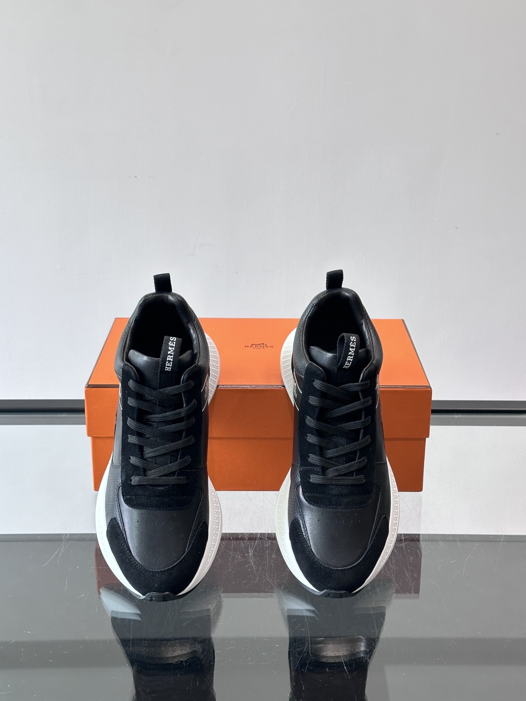 爱马仕Hugo系列厚底运动鞋，主打休闲男鞋，鞋面采用优质皮革+织物拼接，黑色细节点缀，简约又有层次感。厚