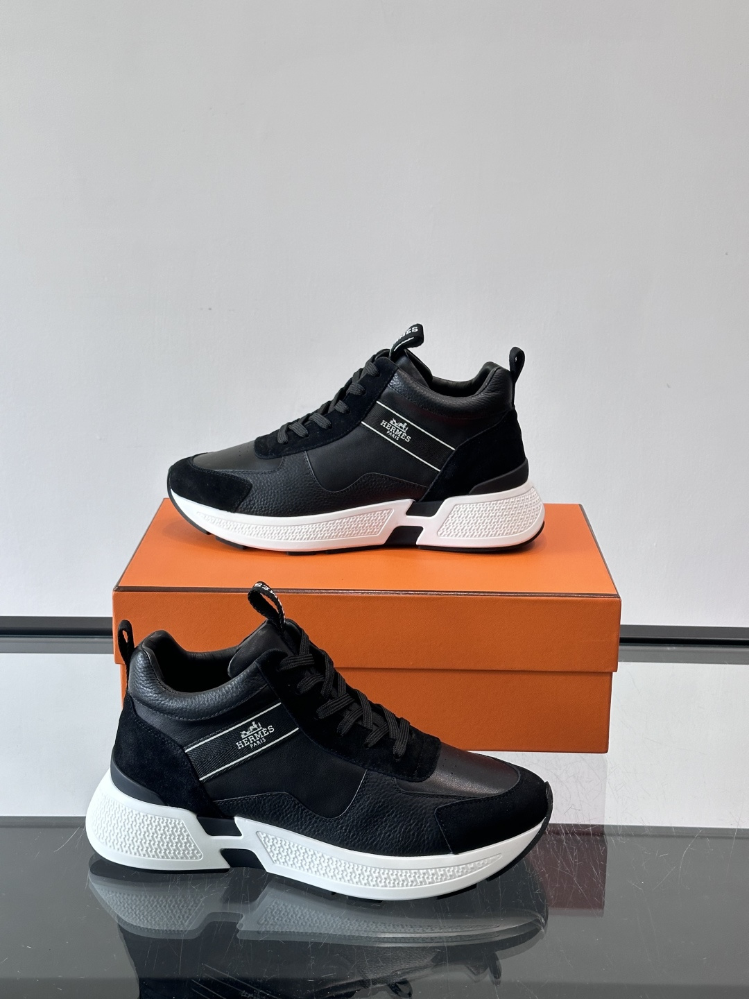 爱马仕Hugo系列厚底运动鞋，主打休闲男鞋，鞋面采用优质皮革+织物拼接，黑色细节点缀，简约又有层次感。厚