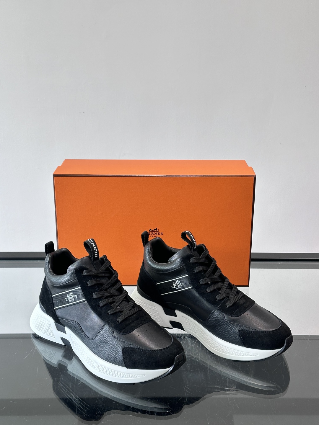 爱马仕Hugo系列厚底运动鞋，主打休闲男鞋，鞋面采用优质皮革+织物拼接，黑色细节点缀，简约又有层次感。厚