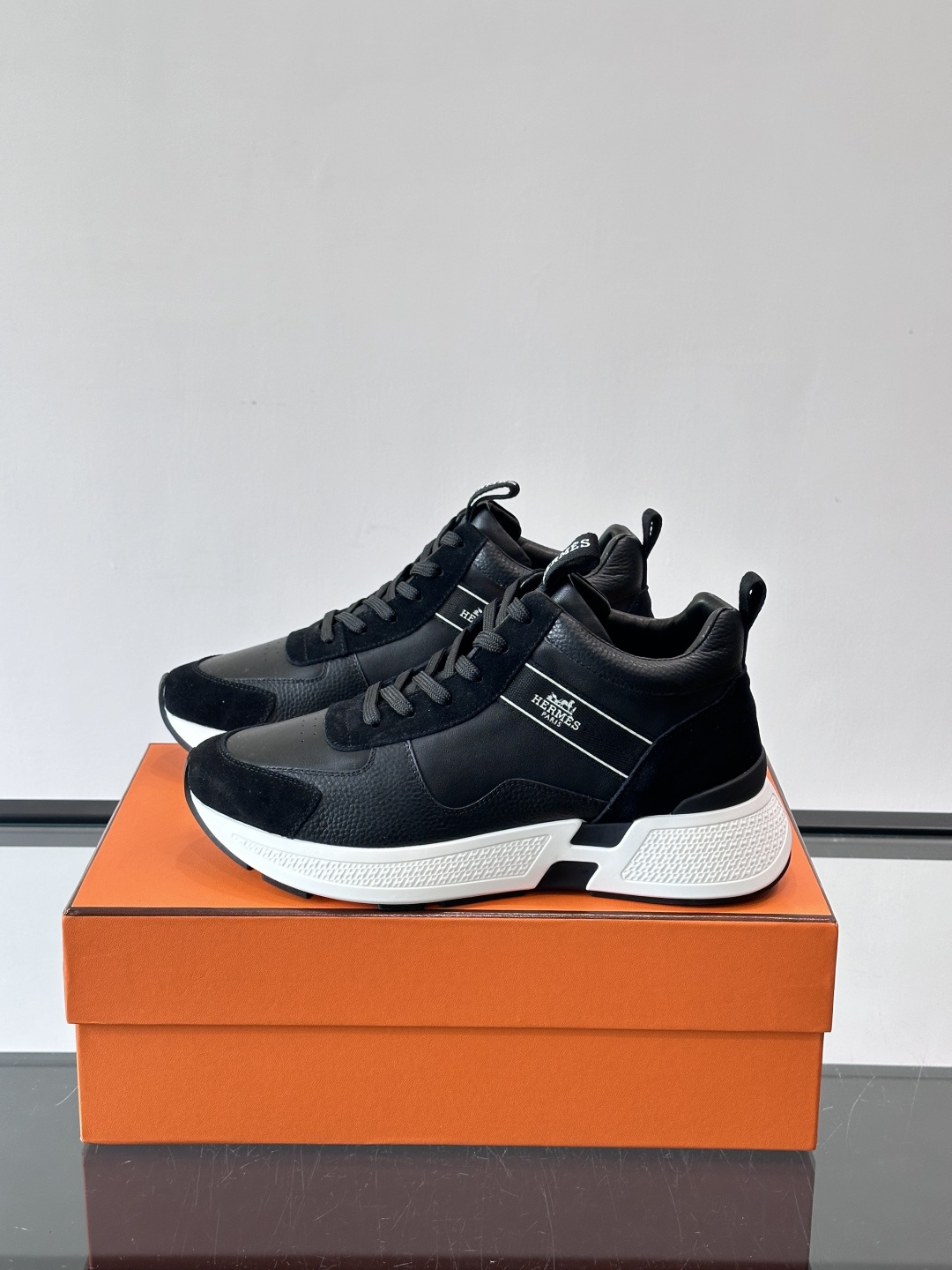 爱马仕Hugo系列厚底运动鞋，主打休闲男鞋，鞋面采用优质皮革+织物拼接，黑色细节点缀，简约又有层次感。厚