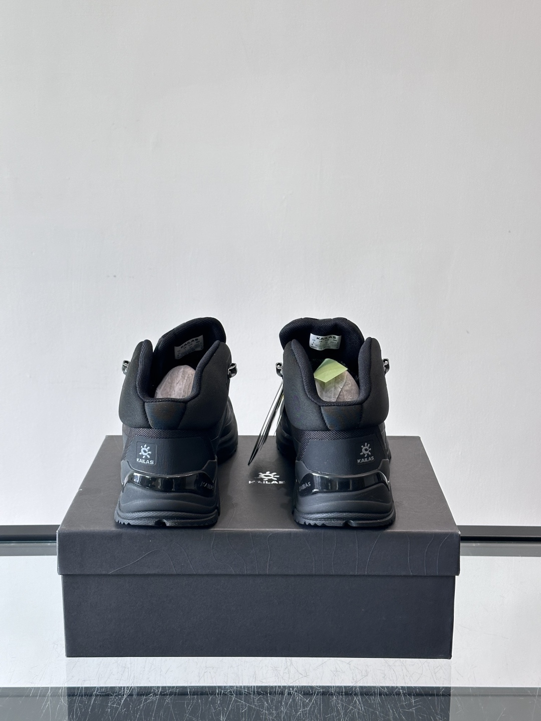 凯乐石界山GTXMID徒步鞋，专为中低海拔山野徒步设计，密实防砂网布鞋面+加固鞋头，有效阻挡砂石，保护脚