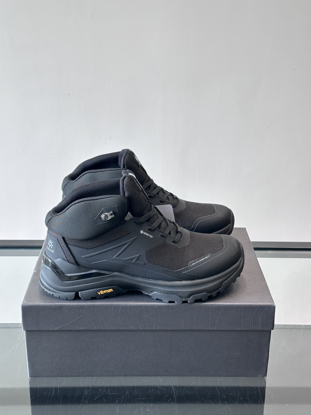 凯乐石界山GTXMID徒步鞋，专为中低海拔山野徒步设计，密实防砂网布鞋面+加固鞋头，有效阻挡砂石，保护脚