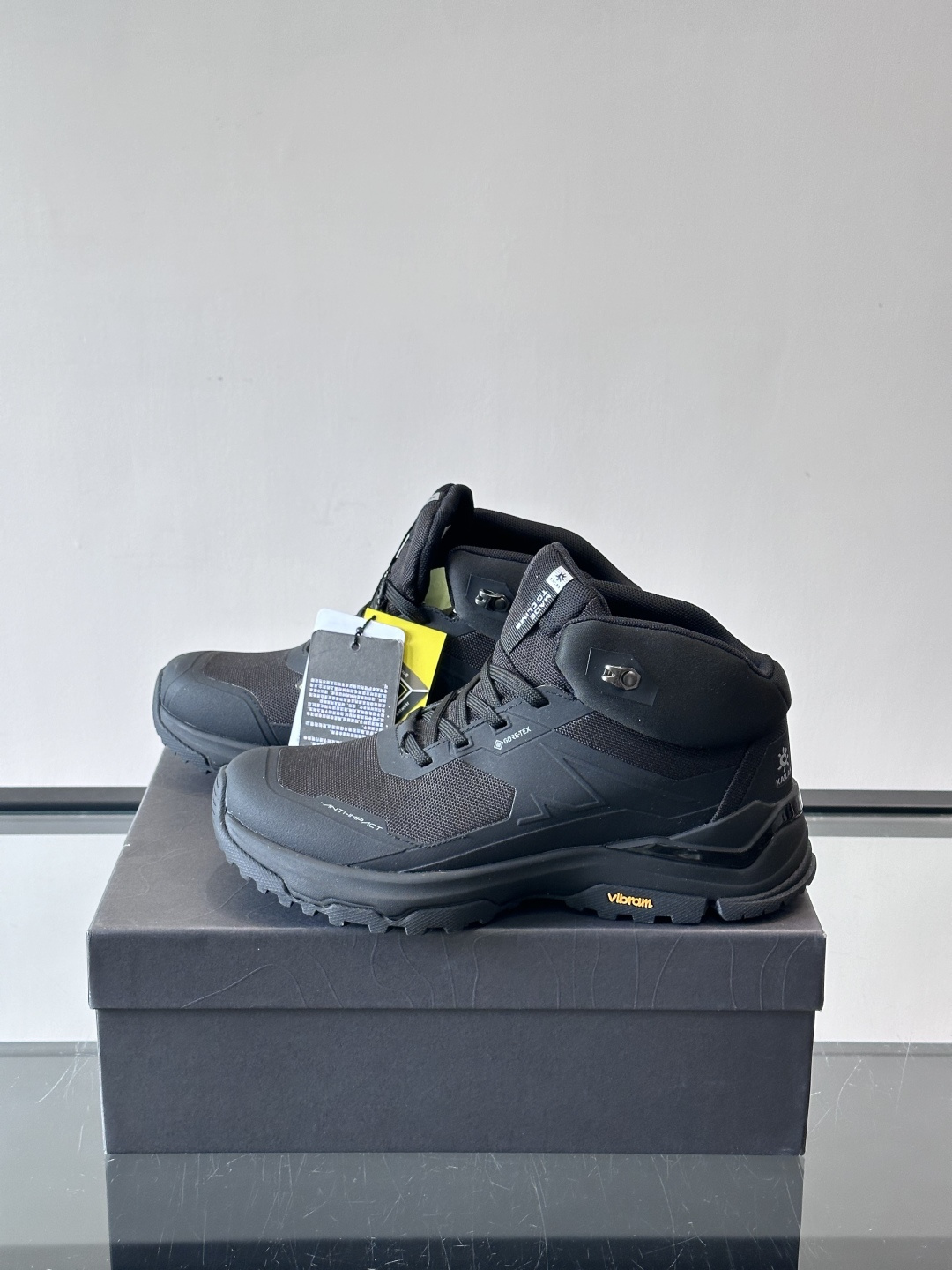 凯乐石界山GTXMID徒步鞋，专为中低海拔山野徒步设计，密实防砂网布鞋面+加固鞋头，有效阻挡砂石，保护脚