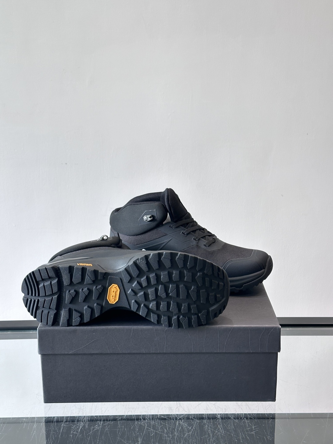 凯乐石界山GTXMID徒步鞋，专为中低海拔山野徒步设计，密实防砂网布鞋面+加固鞋头，有效阻挡砂石，保护脚