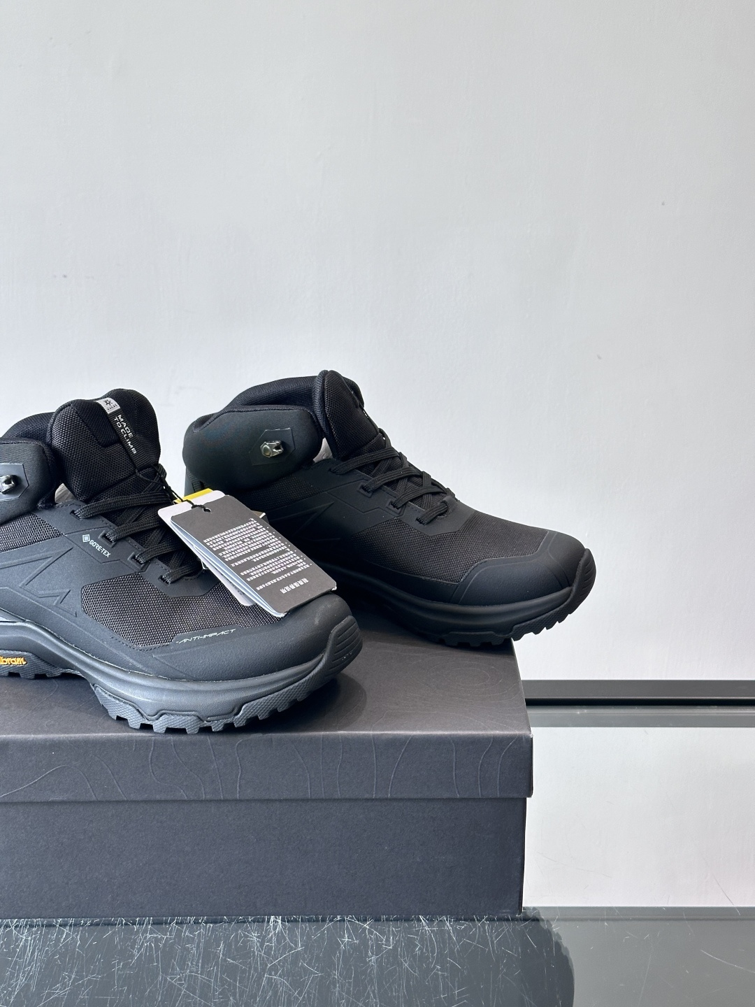 凯乐石界山GTXMID徒步鞋，专为中低海拔山野徒步设计，密实防砂网布鞋面+加固鞋头，有效阻挡砂石，保护脚