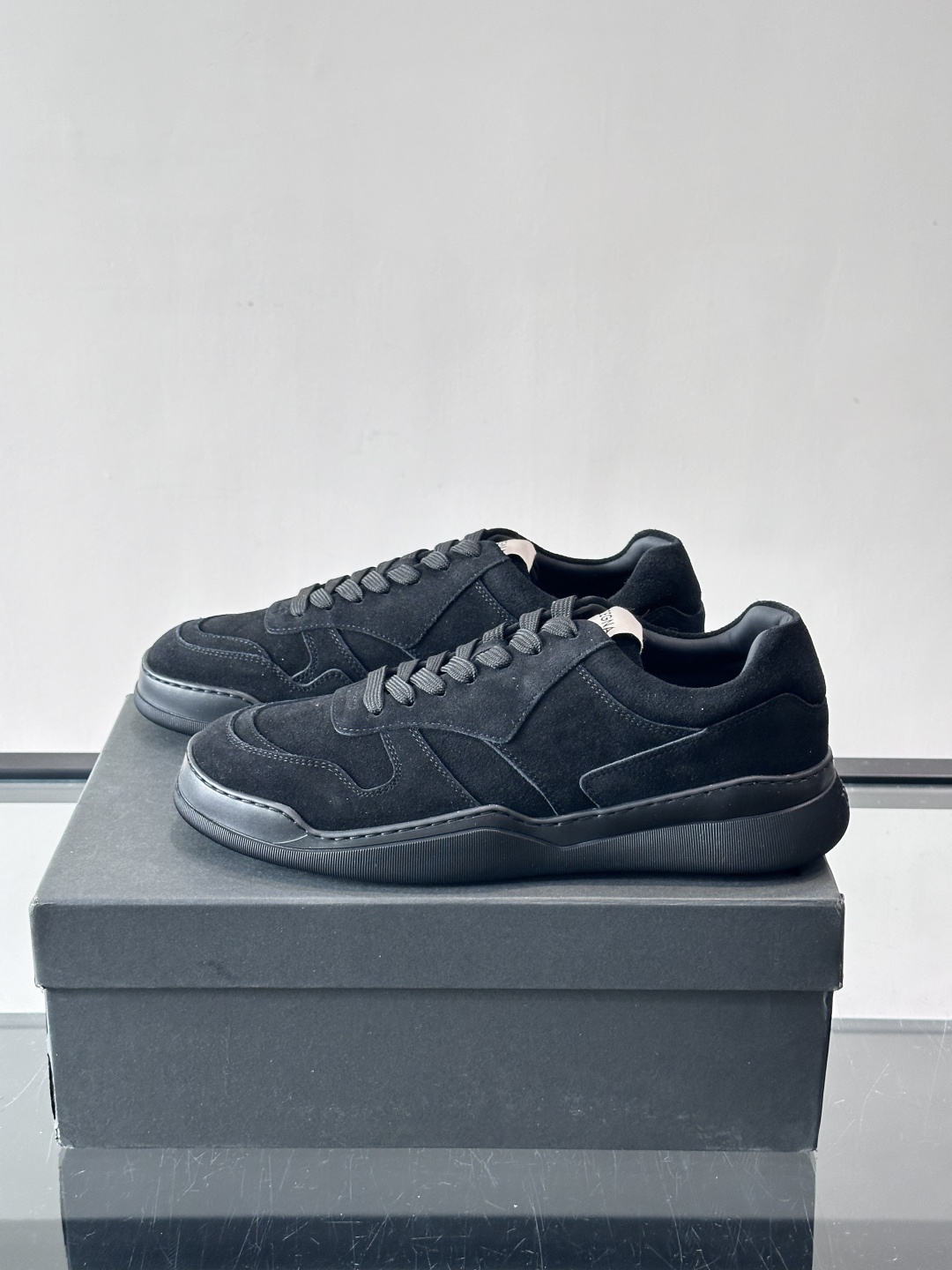 杰尼亚男士麂皮板鞋，简约设计+白色橡胶鞋底，低调百搭，日常穿搭无压力！麂皮柔软舒适，鞋底轻便耐磨，走路不