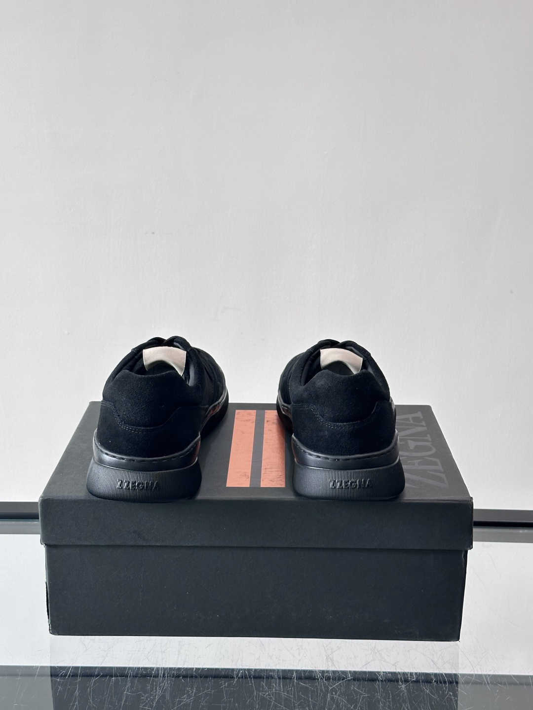 杰尼亚男士麂皮板鞋，简约设计+白色橡胶鞋底，低调百搭，日常穿搭无压力！麂皮柔软舒适，鞋底轻便耐磨，走路不