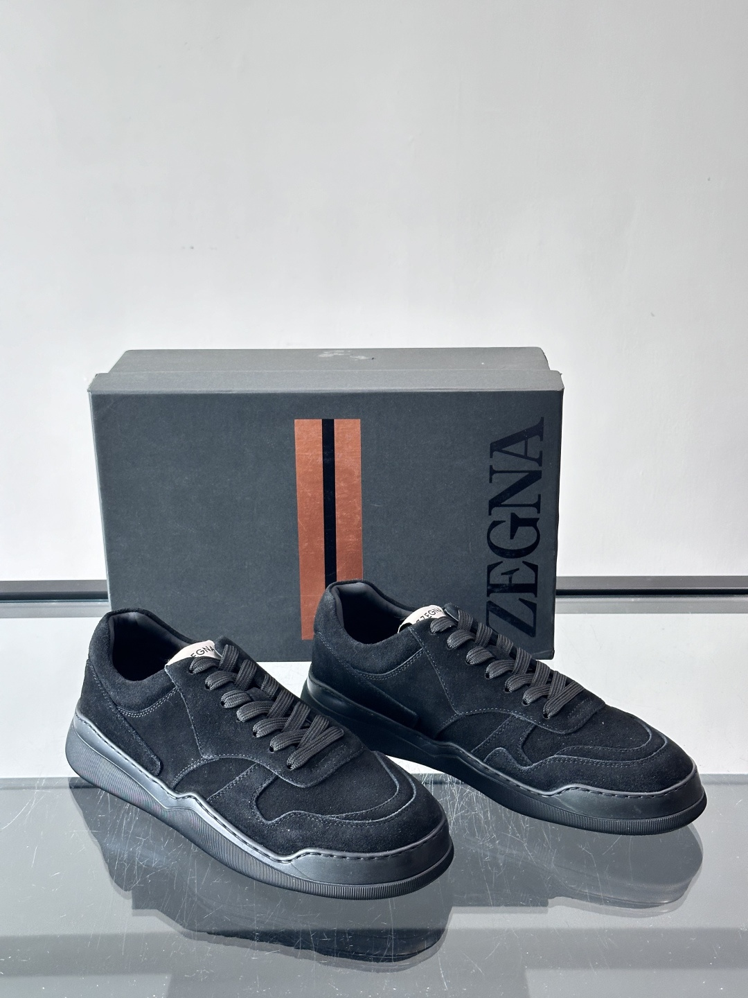 杰尼亚男士麂皮板鞋，简约设计+白色橡胶鞋底，低调百搭，日常穿搭无压力！麂皮柔软舒适，鞋底轻便耐磨，走路不