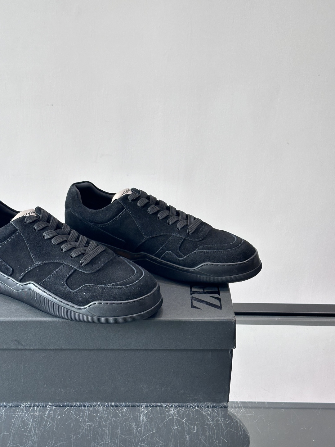 杰尼亚男士麂皮板鞋，简约设计+白色橡胶鞋底，低调百搭，日常穿搭无压力！麂皮柔软舒适，鞋底轻便耐磨，走路不