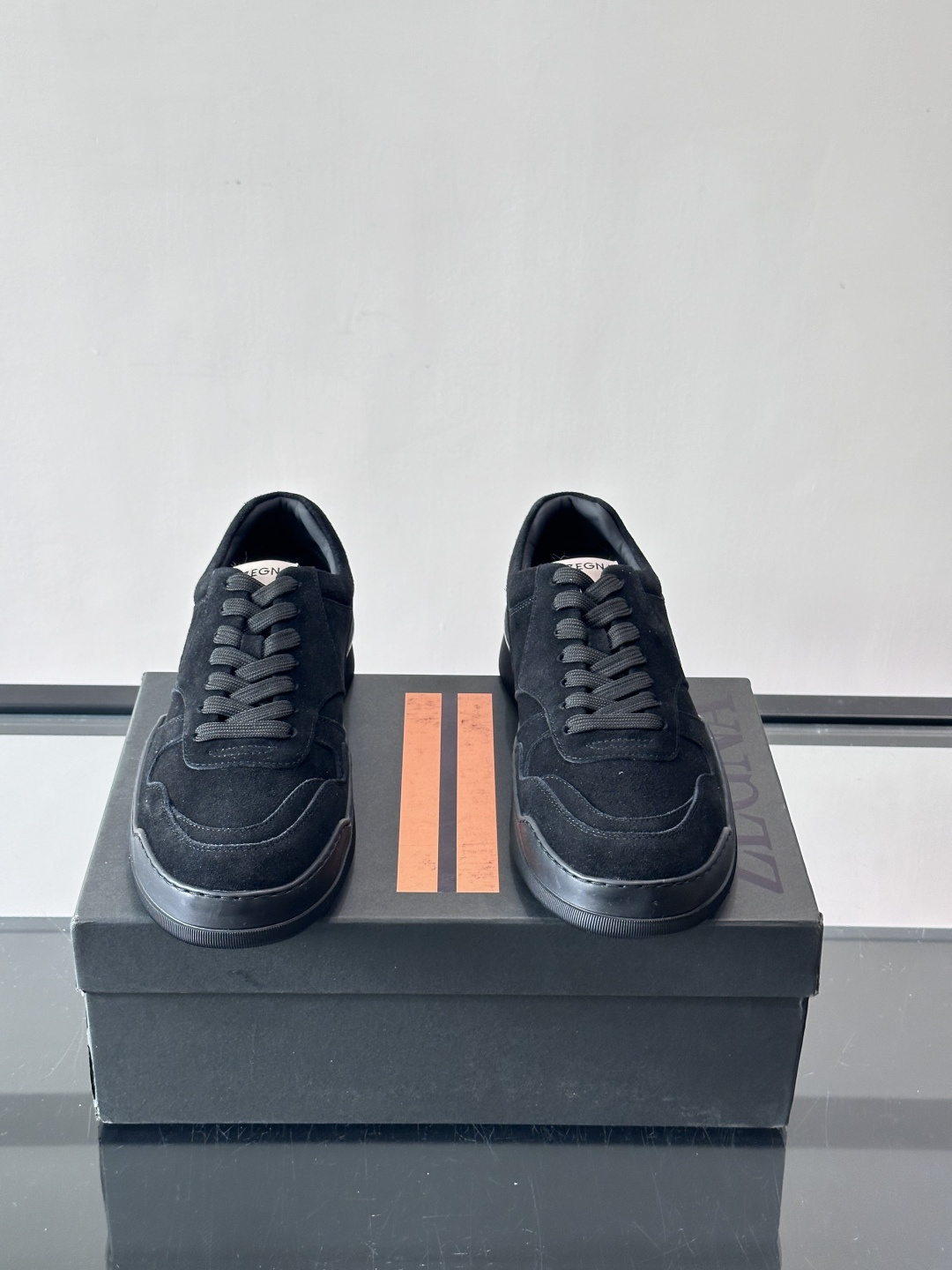 杰尼亚男士麂皮板鞋，简约设计+白色橡胶鞋底，低调百搭，日常穿搭无压力！麂皮柔软舒适，鞋底轻便耐磨，走路不