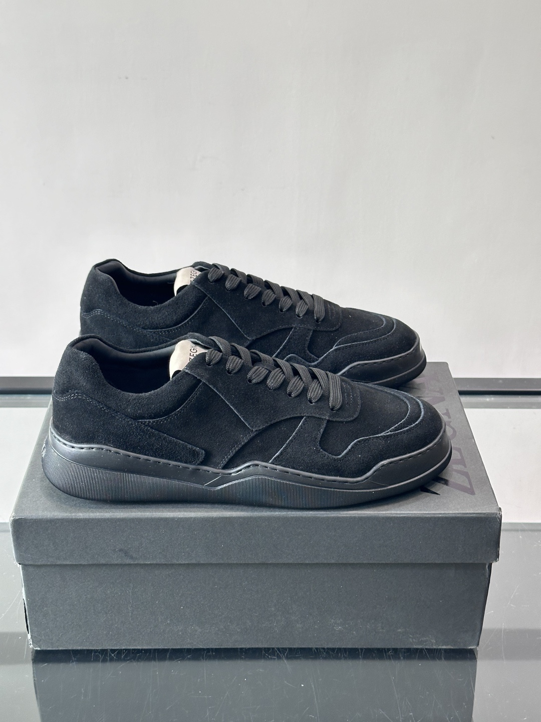 杰尼亚男士麂皮板鞋，简约设计+白色橡胶鞋底，低调百搭，日常穿搭无压力！麂皮柔软舒适，鞋底轻便耐磨，走路不