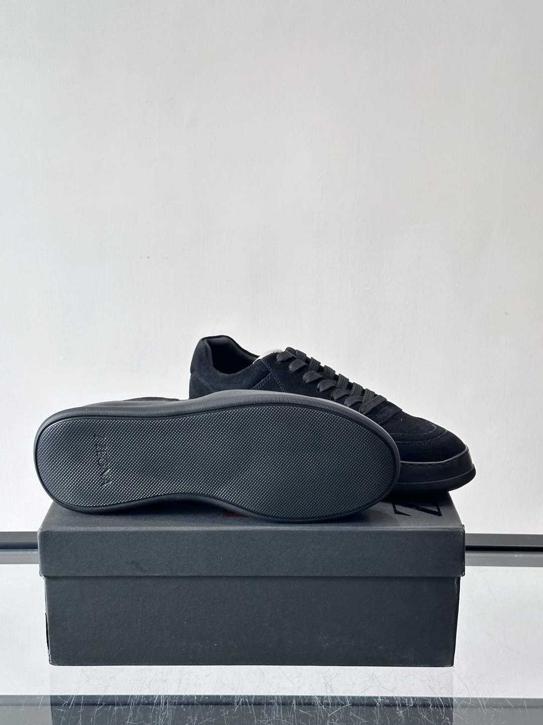 杰尼亚男士麂皮板鞋，简约设计+白色橡胶鞋底，低调百搭，日常穿搭无压力！麂皮柔软舒适，鞋底轻便耐磨，走路不