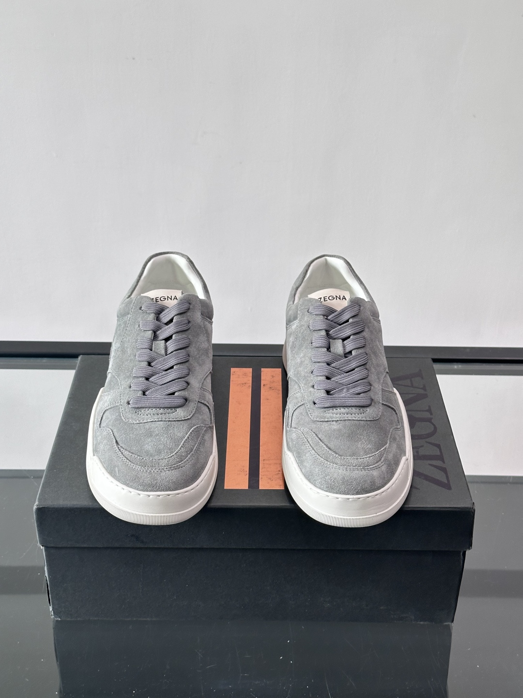 杰尼亚男士麂皮板鞋，简约设计+白色橡胶鞋底，低调百搭，日常穿搭无压力！麂皮柔软舒适，鞋底轻便耐磨，走路不