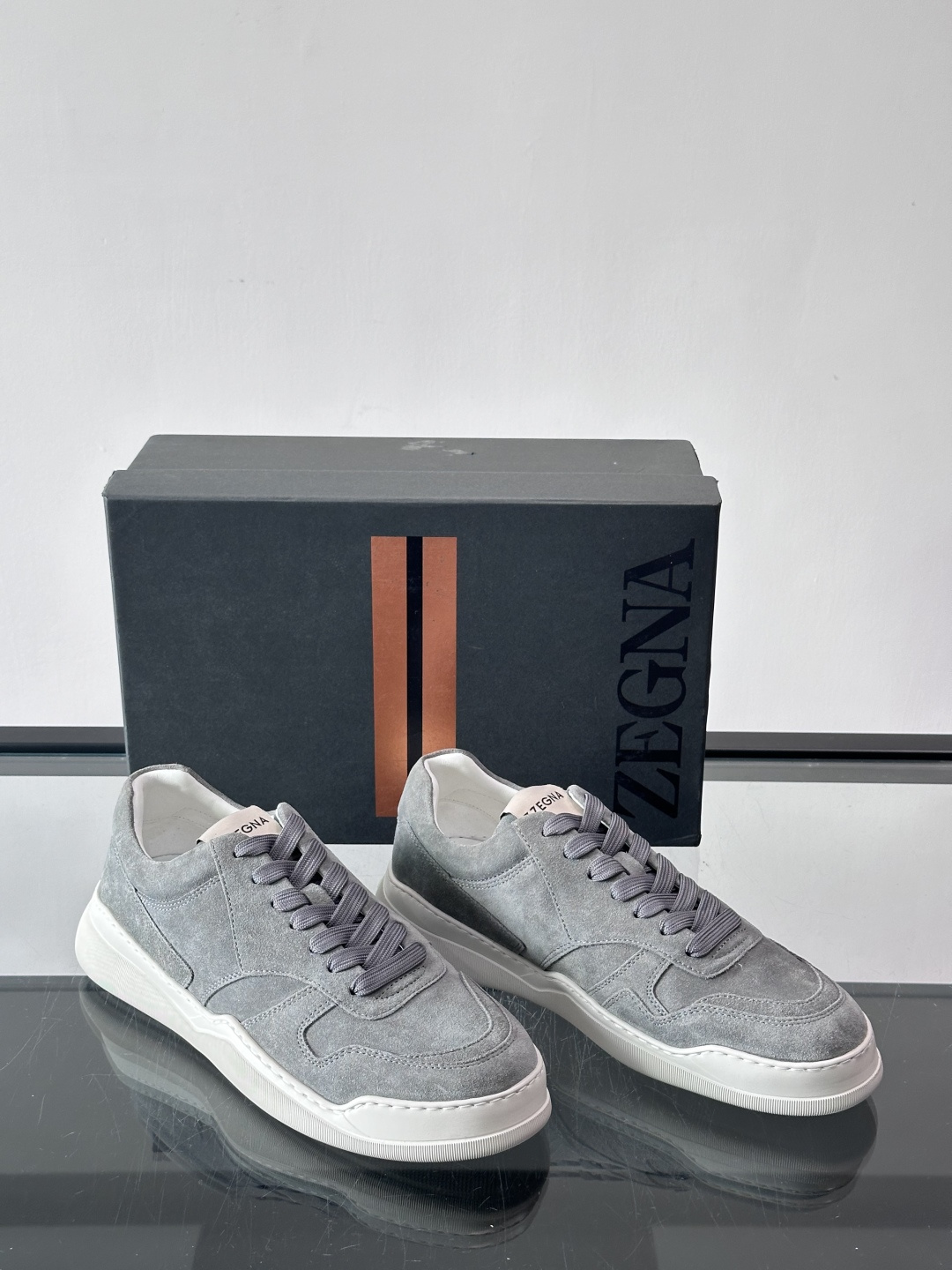 杰尼亚男士麂皮板鞋，简约设计+白色橡胶鞋底，低调百搭，日常穿搭无压力！麂皮柔软舒适，鞋底轻便耐磨，走路不