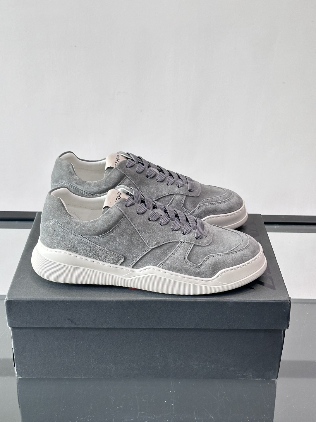 杰尼亚男士麂皮板鞋，简约设计+白色橡胶鞋底，低调百搭，日常穿搭无压力！麂皮柔软舒适，鞋底轻便耐磨，走路不