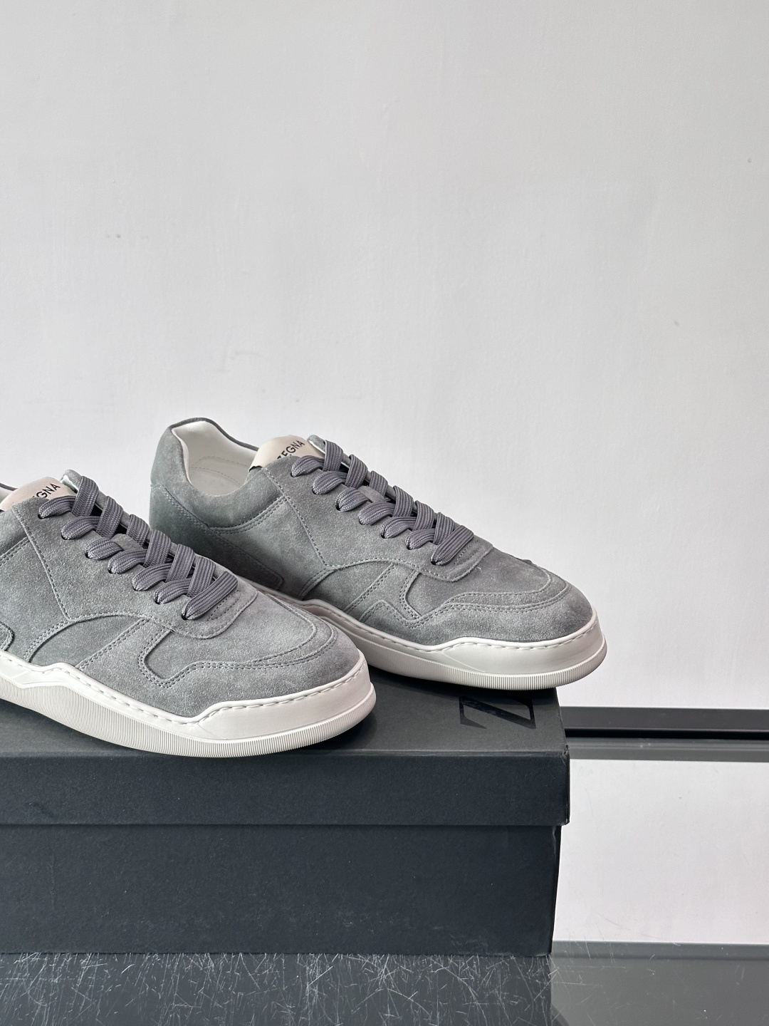 杰尼亚男士麂皮板鞋，简约设计+白色橡胶鞋底，低调百搭，日常穿搭无压力！麂皮柔软舒适，鞋底轻便耐磨，走路不