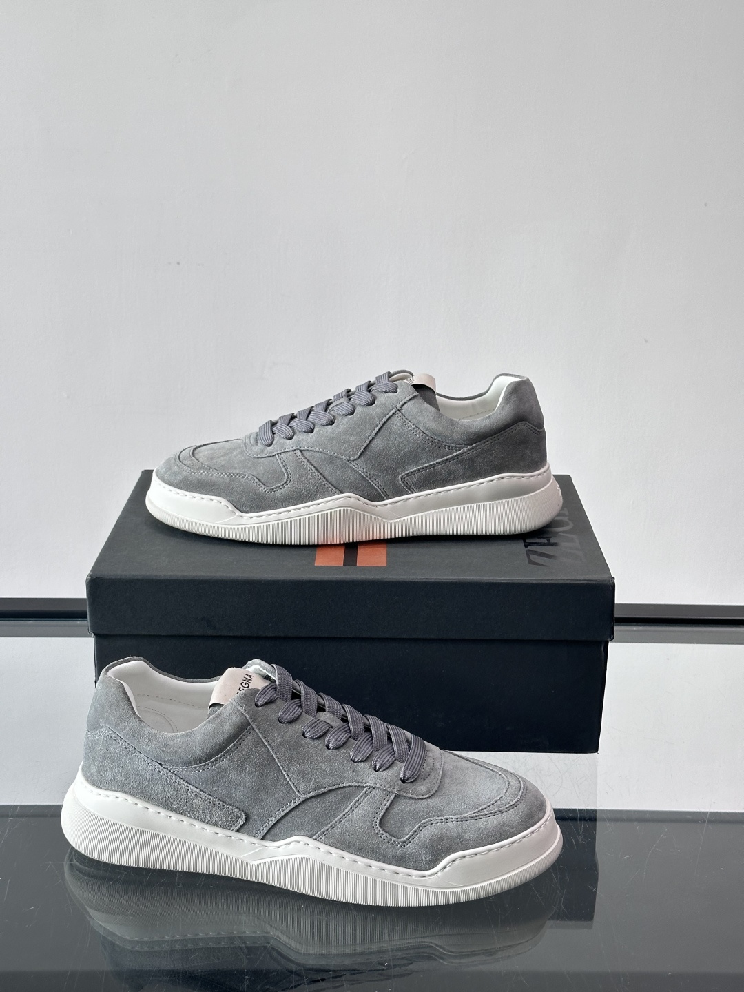 杰尼亚男士麂皮板鞋，简约设计+白色橡胶鞋底，低调百搭，日常穿搭无压力！麂皮柔软舒适，鞋底轻便耐磨，走路不