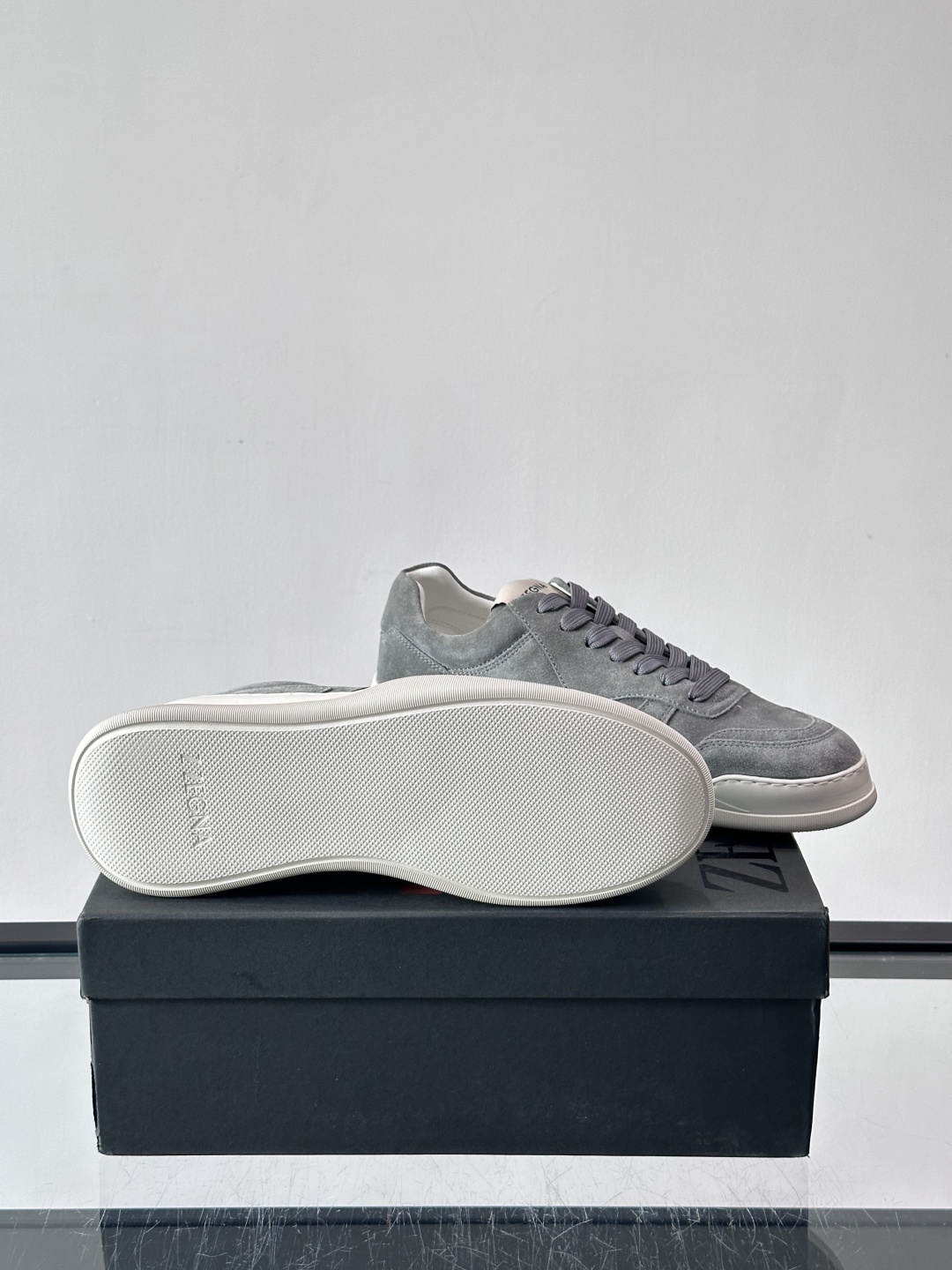 杰尼亚男士麂皮板鞋，简约设计+白色橡胶鞋底，低调百搭，日常穿搭无压力！麂皮柔软舒适，鞋底轻便耐磨，走路不