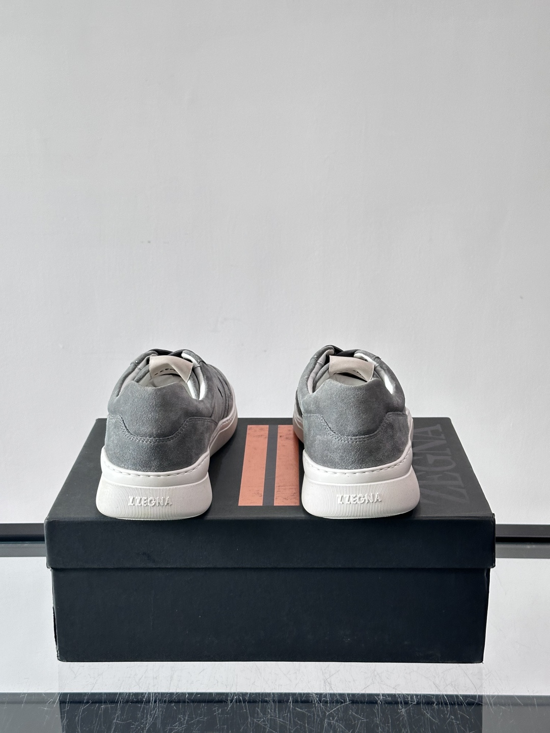 杰尼亚男士麂皮板鞋，简约设计+白色橡胶鞋底，低调百搭，日常穿搭无压力！麂皮柔软舒适，鞋底轻便耐磨，走路不