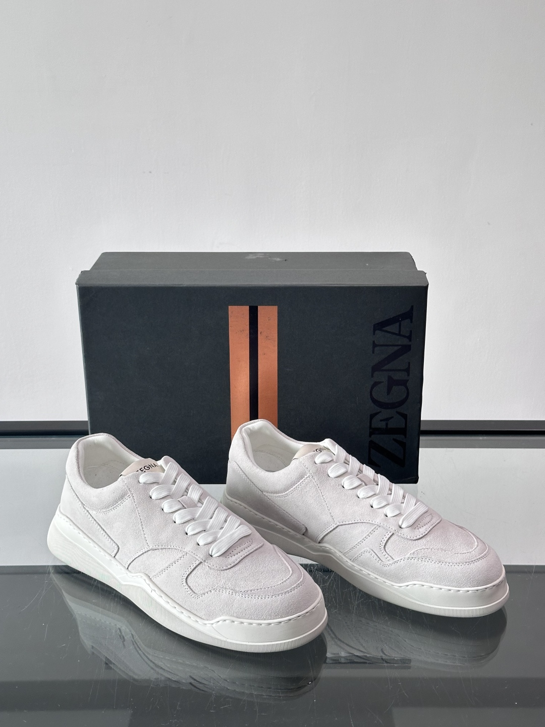 杰尼亚男士麂皮板鞋，简约设计+白色橡胶鞋底，低调百搭，日常穿搭无压力！麂皮柔软舒适，鞋底轻便耐磨，走路不