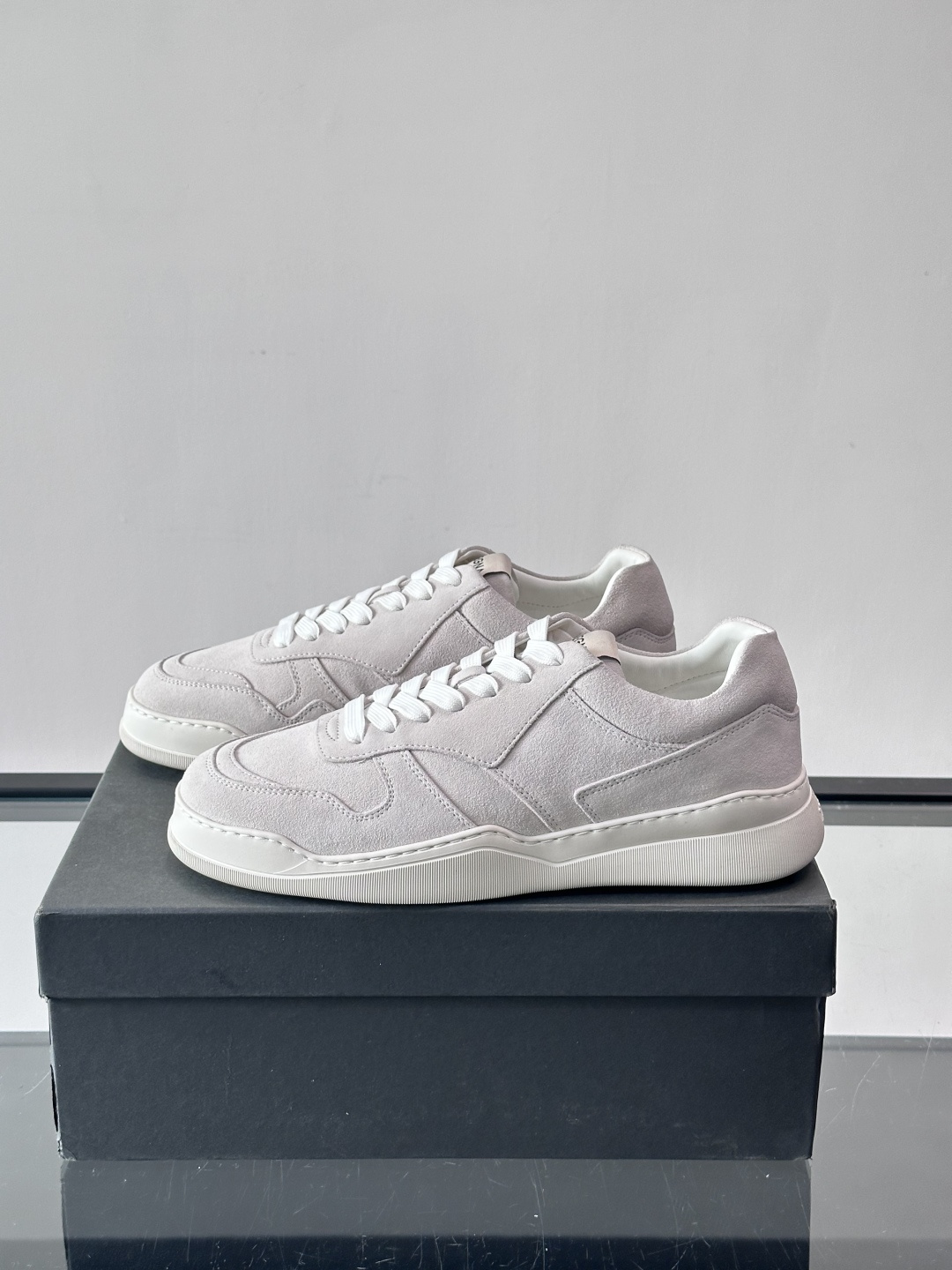 杰尼亚男士麂皮板鞋，简约设计+白色橡胶鞋底，低调百搭，日常穿搭无压力！麂皮柔软舒适，鞋底轻便耐磨，走路不