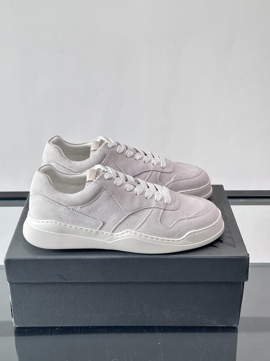 杰尼亚男士麂皮板鞋，简约设计+白色橡胶鞋底，低调百搭，日常穿搭无压力！麂皮柔软舒适，鞋底轻便耐磨，走路不