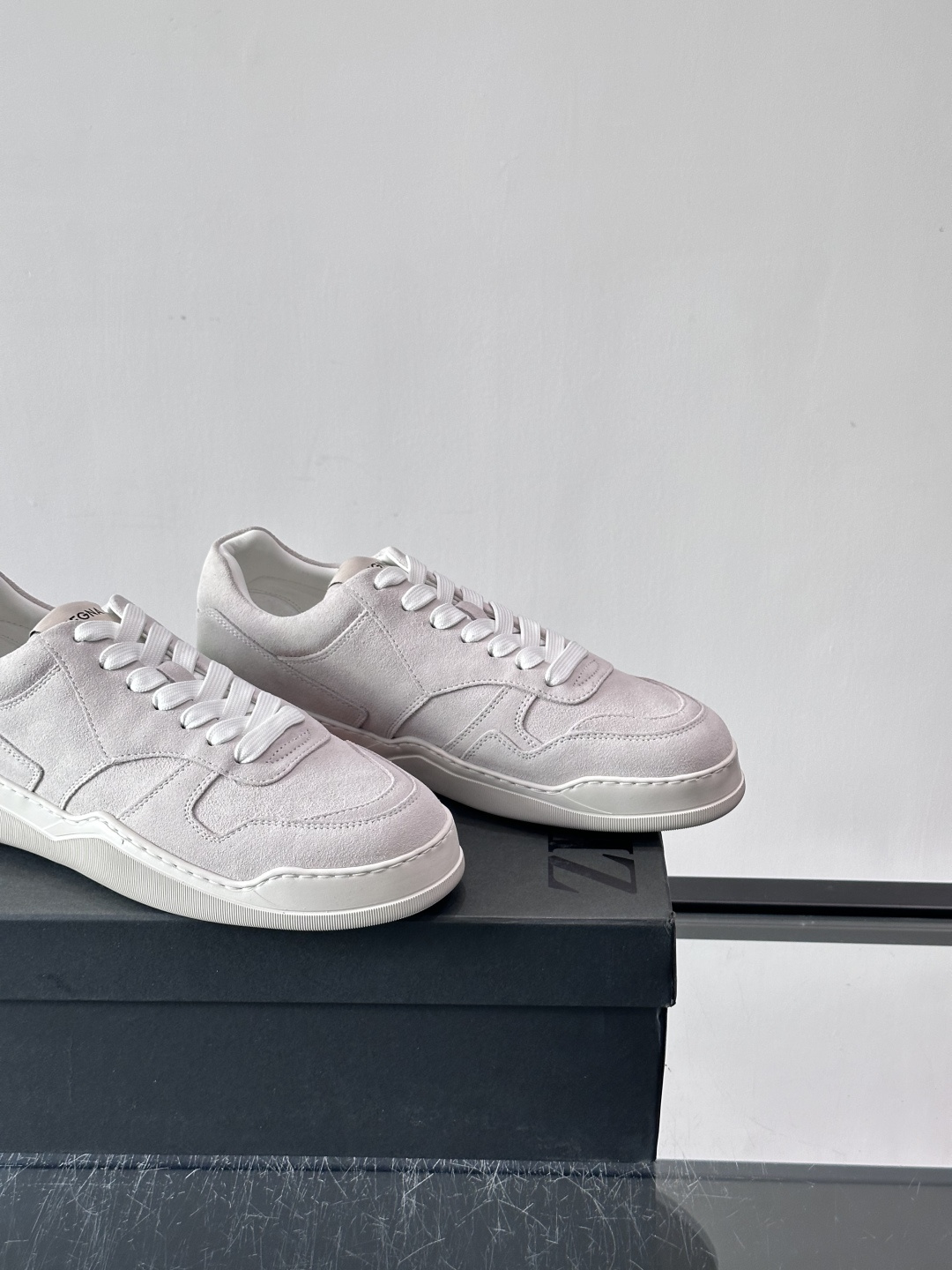 杰尼亚男士麂皮板鞋，简约设计+白色橡胶鞋底，低调百搭，日常穿搭无压力！麂皮柔软舒适，鞋底轻便耐磨，走路不