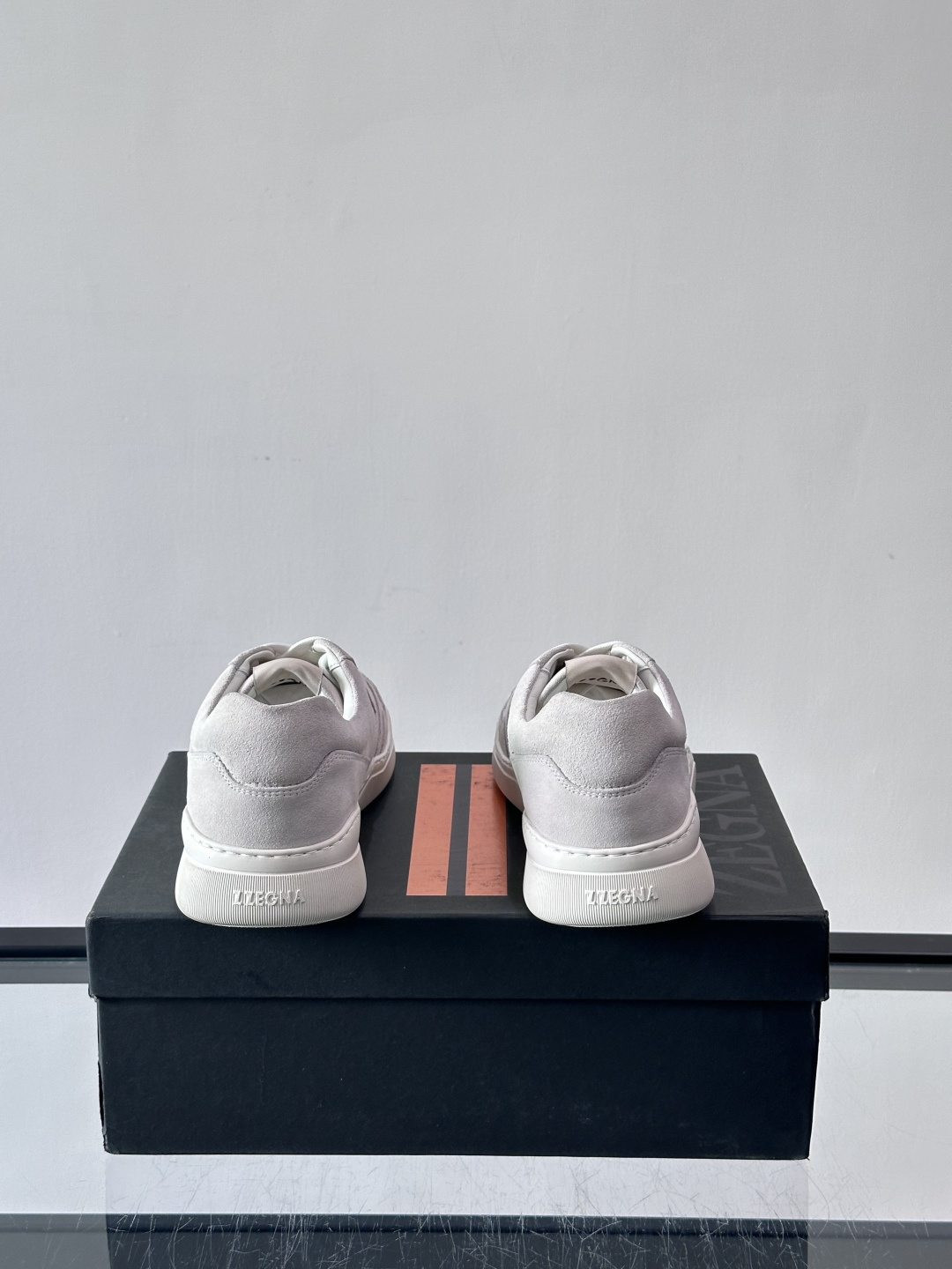 杰尼亚男士麂皮板鞋，简约设计+白色橡胶鞋底，低调百搭，日常穿搭无压力！麂皮柔软舒适，鞋底轻便耐磨，走路不