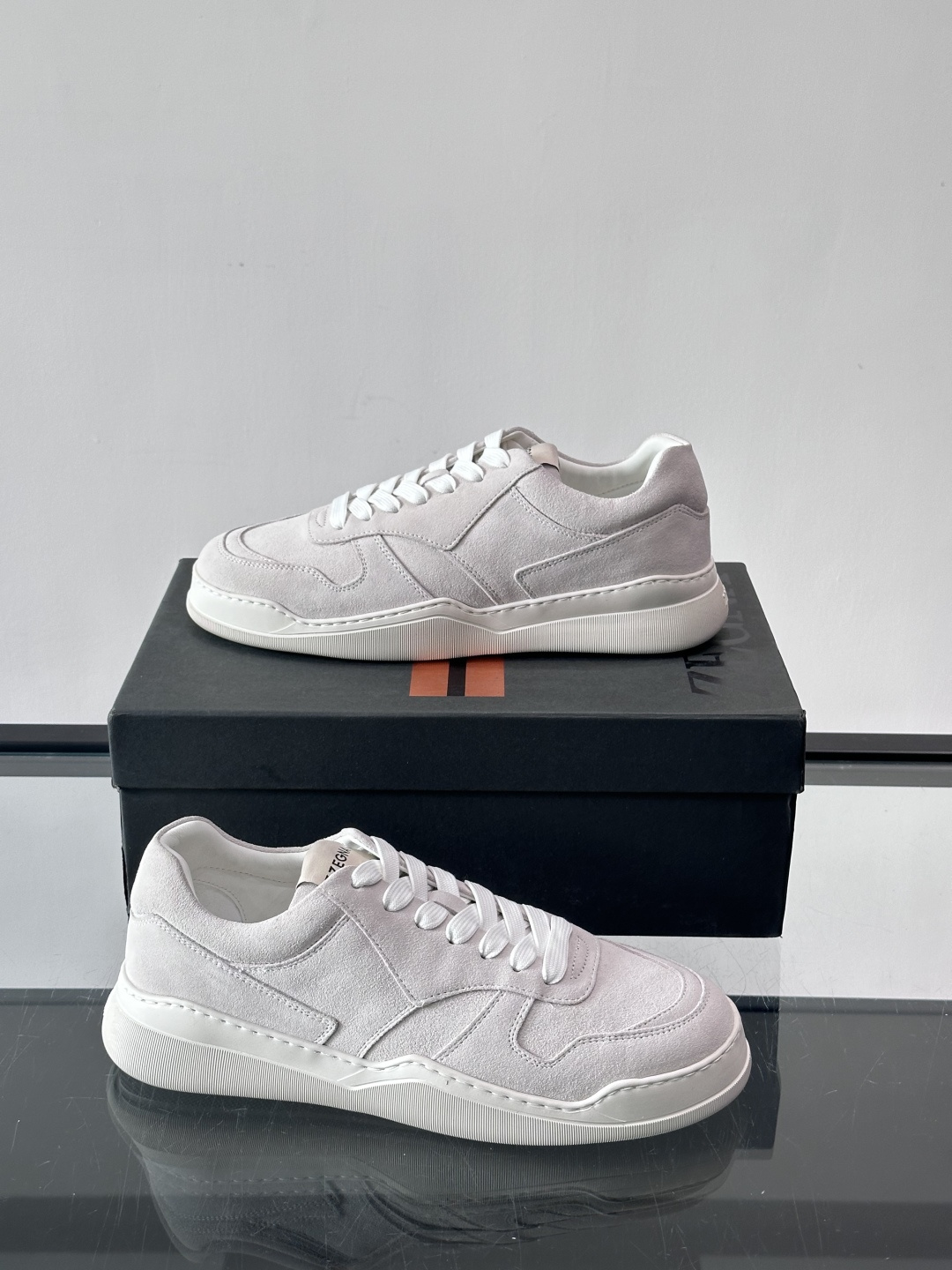 杰尼亚男士麂皮板鞋，简约设计+白色橡胶鞋底，低调百搭，日常穿搭无压力！麂皮柔软舒适，鞋底轻便耐磨，走路不