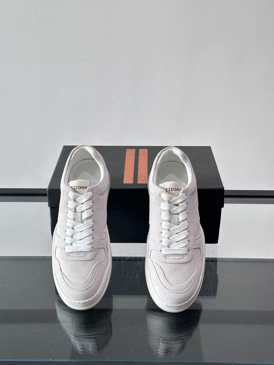 杰尼亚男士麂皮板鞋，简约设计+白色橡胶鞋底，低调百搭，日常穿搭无压力！麂皮柔软舒适，鞋底轻便耐磨，走路不