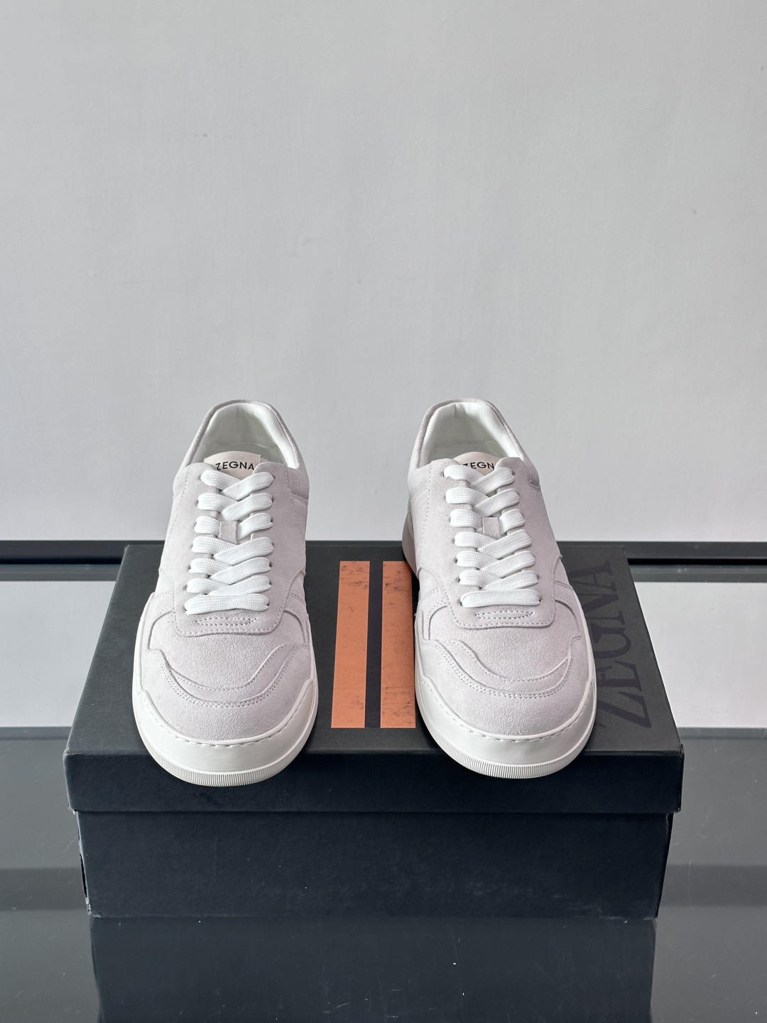 杰尼亚男士麂皮板鞋，简约设计+白色橡胶鞋底，低调百搭，日常穿搭无压力！麂皮柔软舒适，鞋底轻便耐磨，走路不