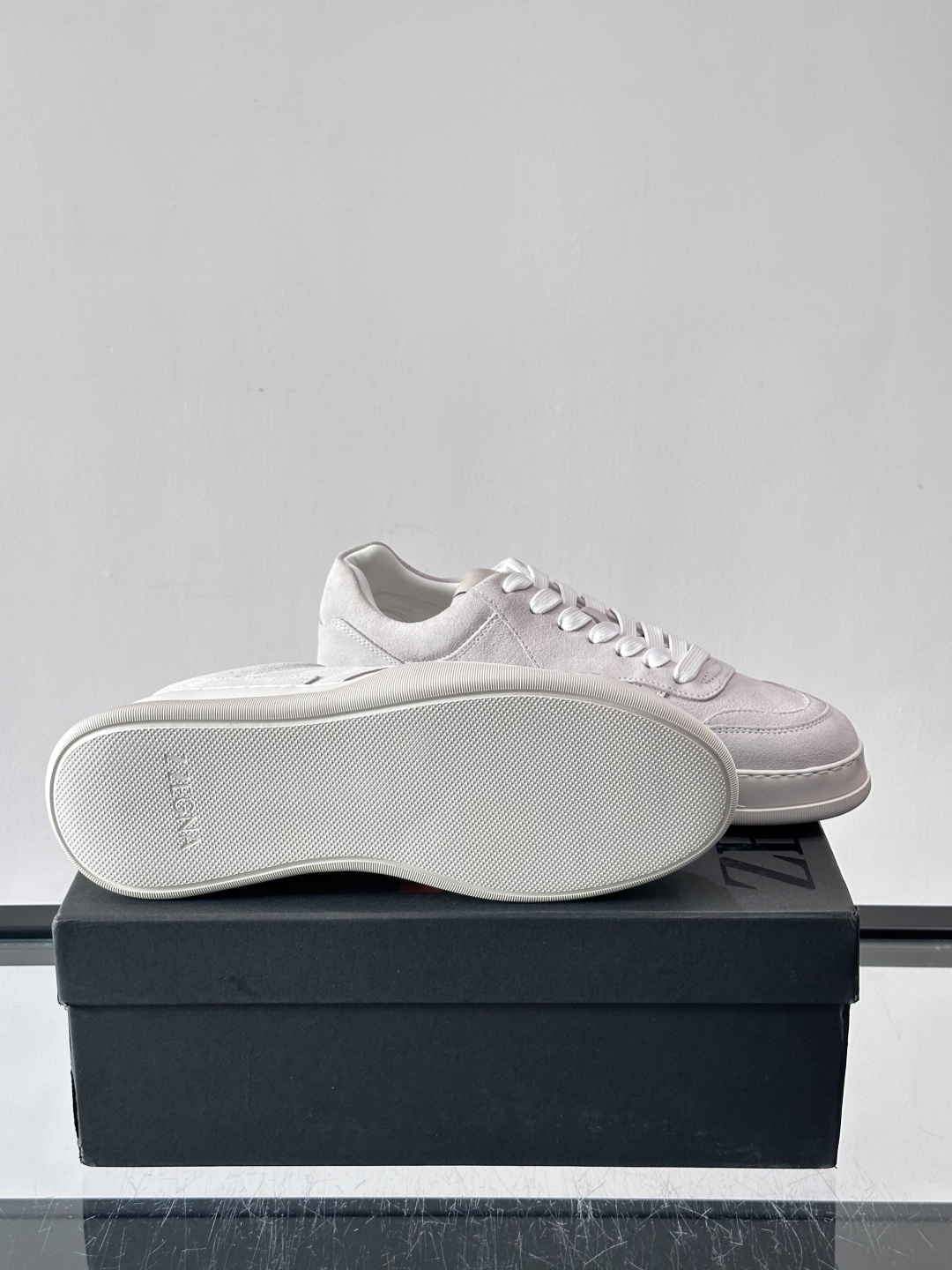 杰尼亚男士麂皮板鞋，简约设计+白色橡胶鞋底，低调百搭，日常穿搭无压力！麂皮柔软舒适，鞋底轻便耐磨，走路不