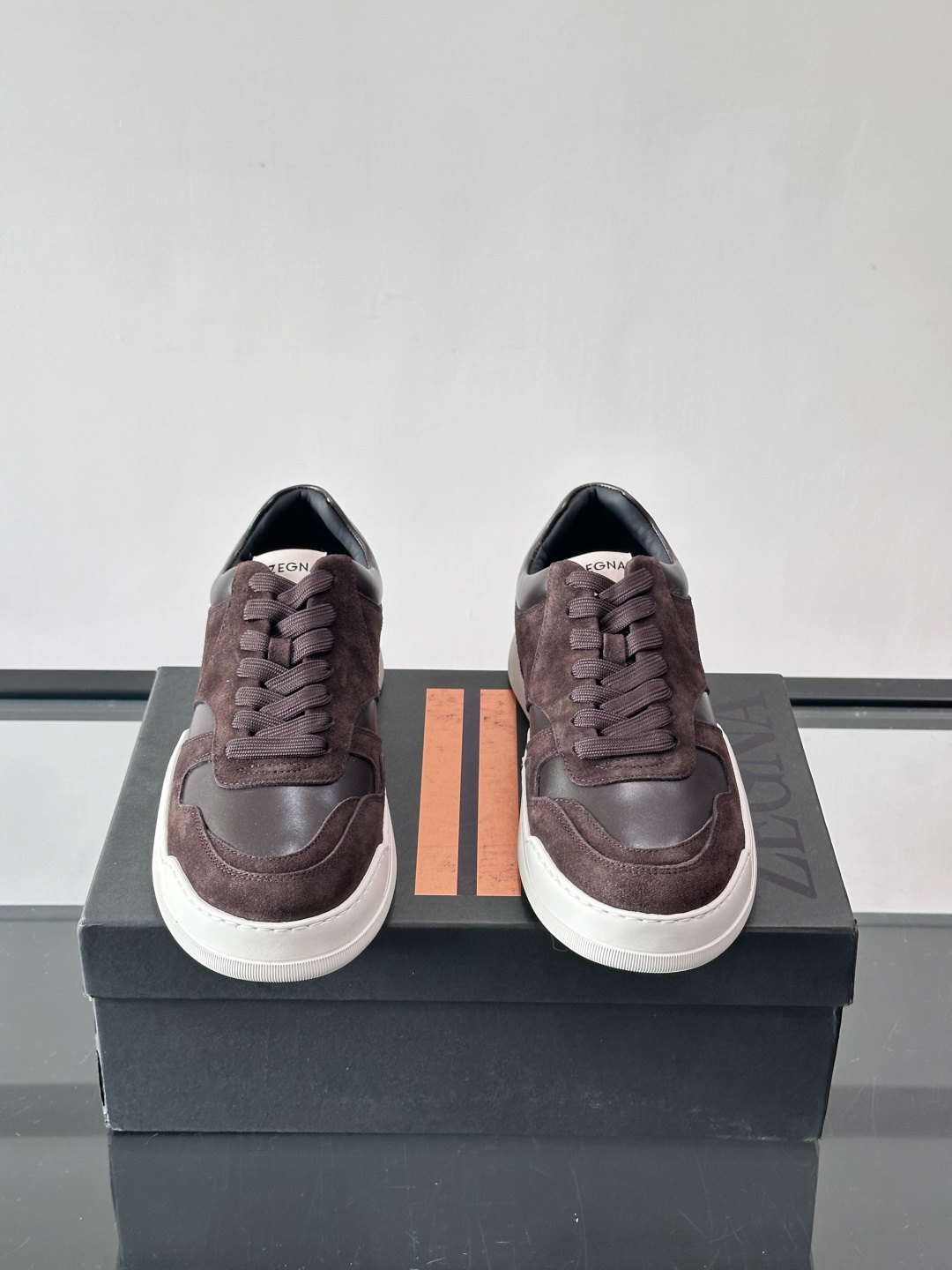 杰尼亚男士麂皮板鞋，简约设计+白色橡胶鞋底，低调百搭，日常穿搭无压力！麂皮柔软舒适，鞋底轻便耐磨，走路不