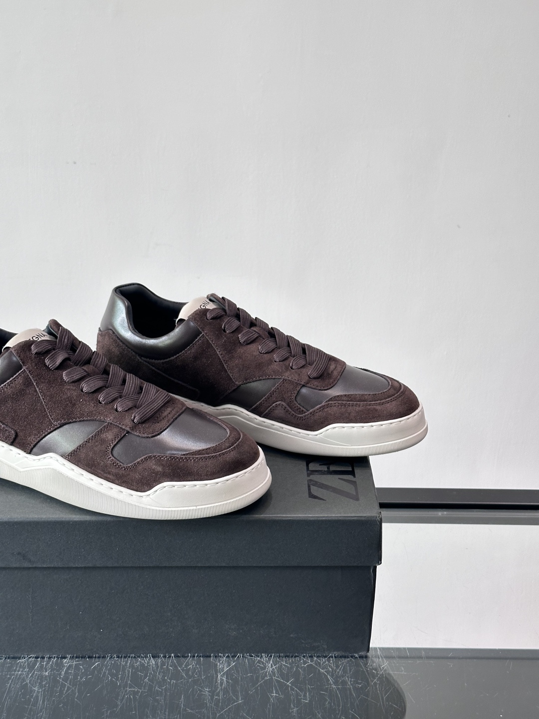 杰尼亚男士麂皮板鞋，简约设计+白色橡胶鞋底，低调百搭，日常穿搭无压力！麂皮柔软舒适，鞋底轻便耐磨，走路不