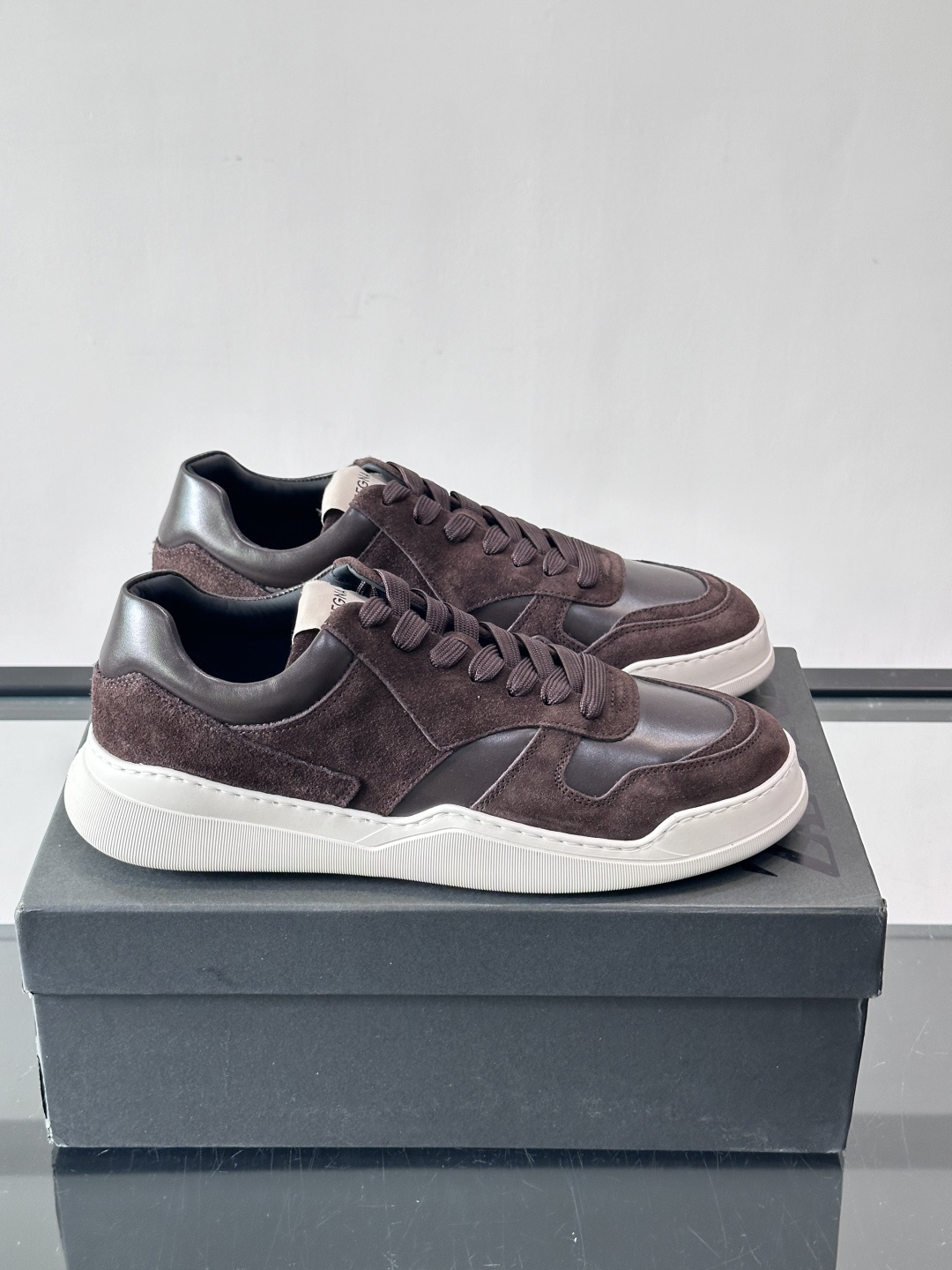 杰尼亚男士麂皮板鞋，简约设计+白色橡胶鞋底，低调百搭，日常穿搭无压力！麂皮柔软舒适，鞋底轻便耐磨，走路不