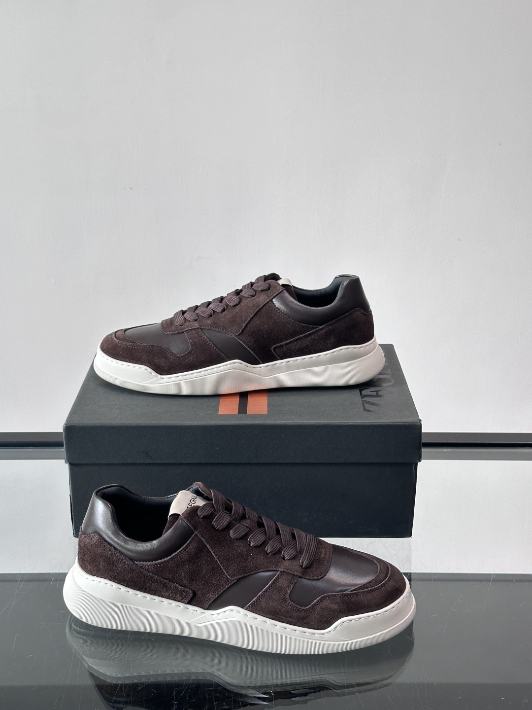 杰尼亚男士麂皮板鞋，简约设计+白色橡胶鞋底，低调百搭，日常穿搭无压力！麂皮柔软舒适，鞋底轻便耐磨，走路不