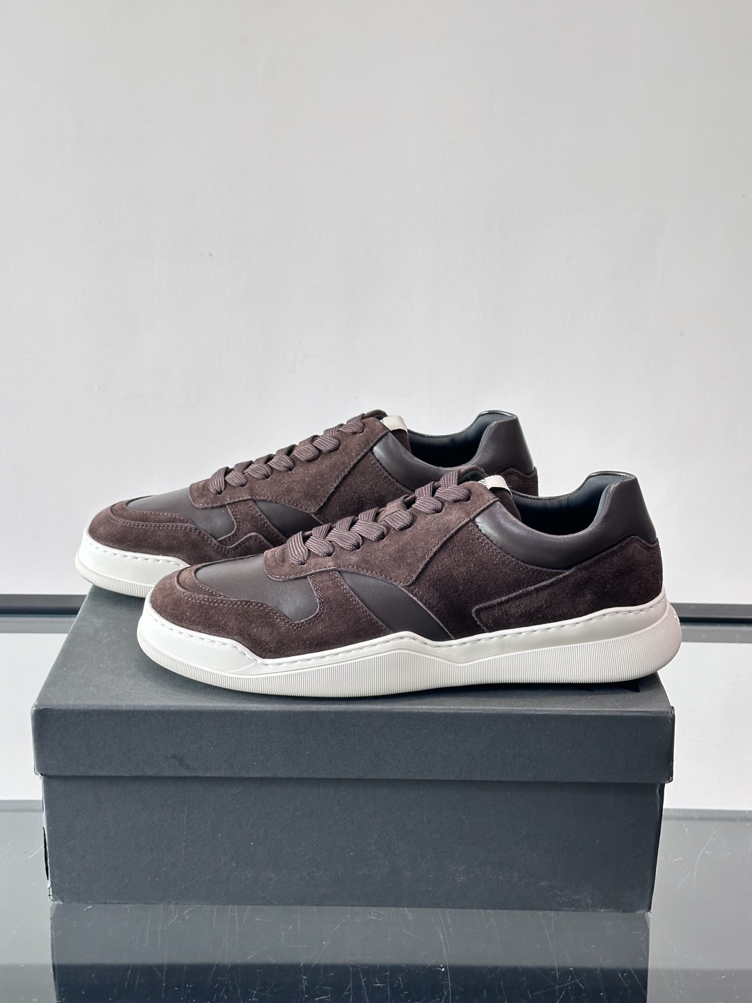 杰尼亚男士麂皮板鞋，简约设计+白色橡胶鞋底，低调百搭，日常穿搭无压力！麂皮柔软舒适，鞋底轻便耐磨，走路不