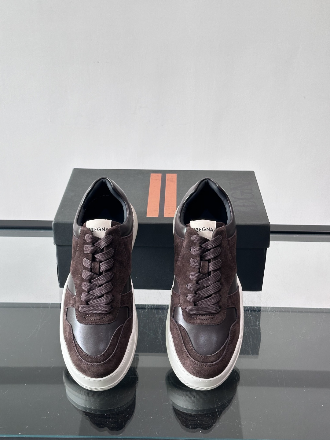 杰尼亚男士麂皮板鞋，简约设计+白色橡胶鞋底，低调百搭，日常穿搭无压力！麂皮柔软舒适，鞋底轻便耐磨，走路不