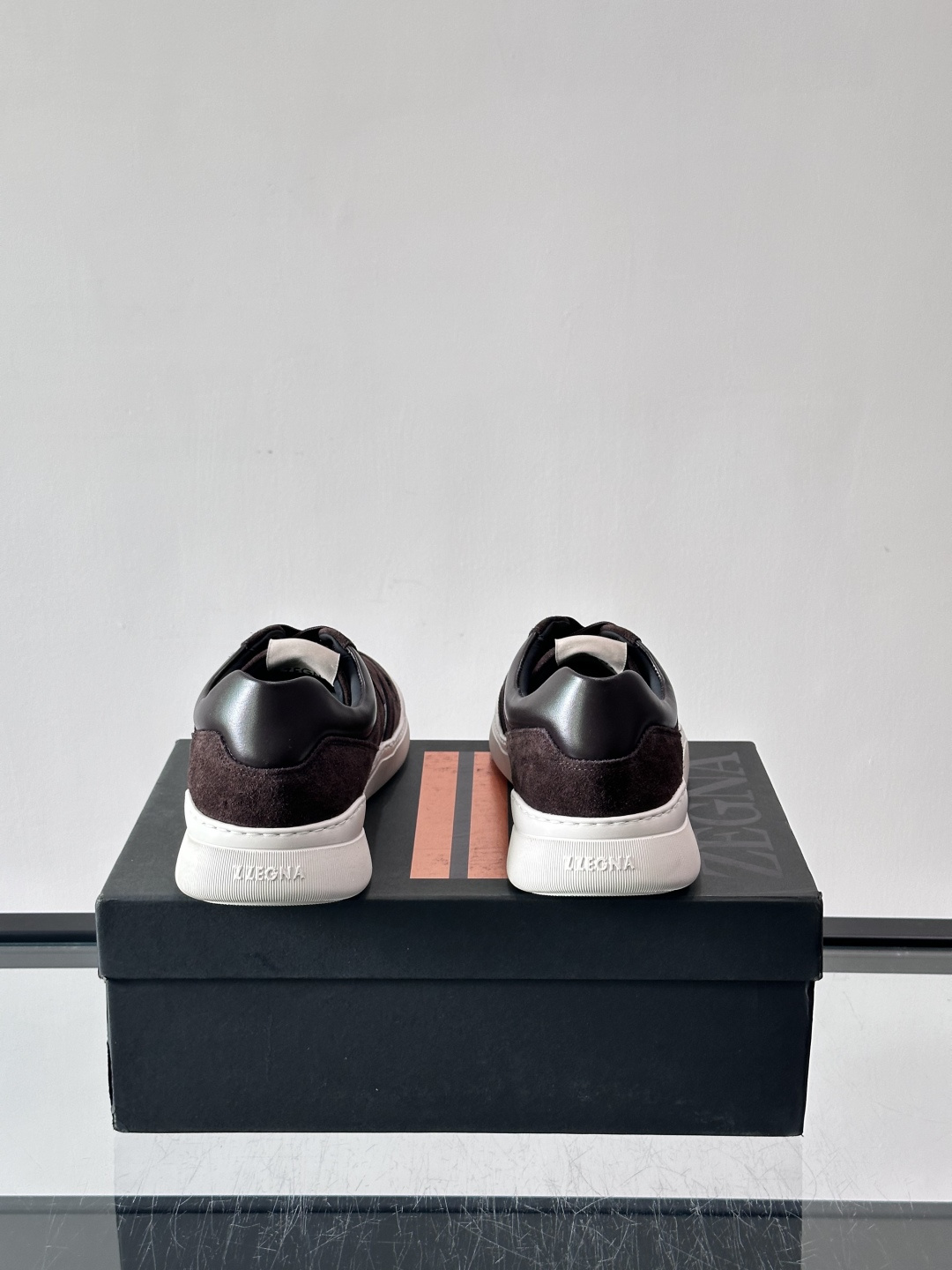 杰尼亚男士麂皮板鞋，简约设计+白色橡胶鞋底，低调百搭，日常穿搭无压力！麂皮柔软舒适，鞋底轻便耐磨，走路不