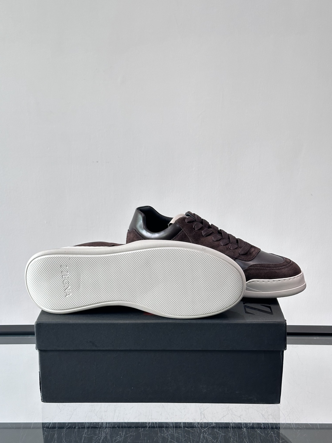 杰尼亚男士麂皮板鞋，简约设计+白色橡胶鞋底，低调百搭，日常穿搭无压力！麂皮柔软舒适，鞋底轻便耐磨，走路不