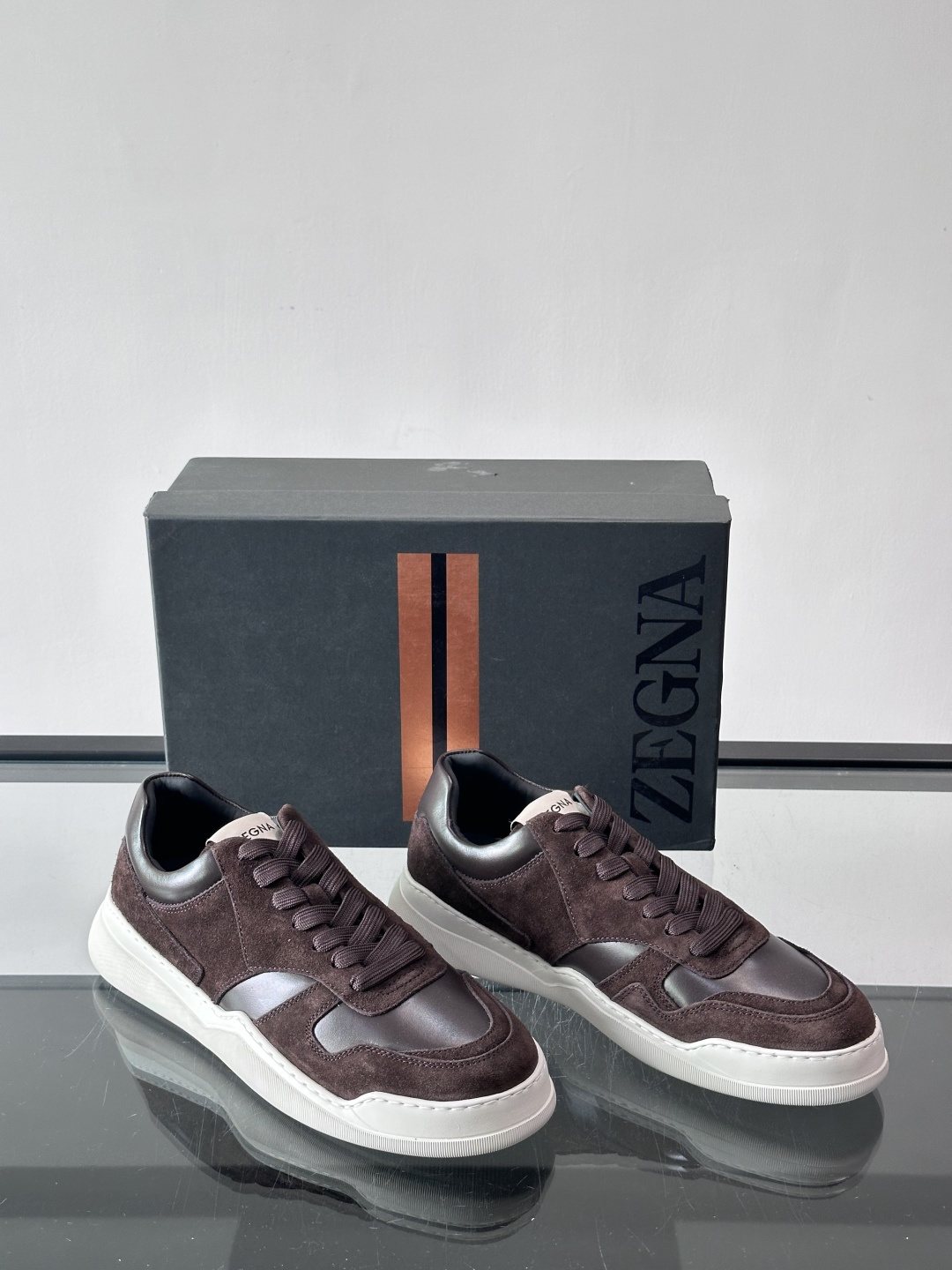 杰尼亚男士麂皮板鞋，简约设计+白色橡胶鞋底，低调百搭，日常穿搭无压力！麂皮柔软舒适，鞋底轻便耐磨，走路不