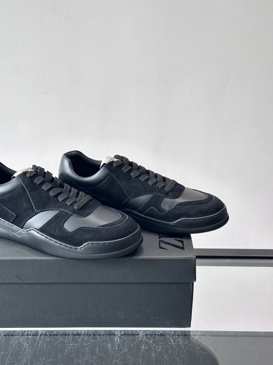 杰尼亚男士麂皮板鞋，简约设计+白色橡胶鞋底，低调百搭，日常穿搭无压力！麂皮柔软舒适，鞋底轻便耐磨，走路不