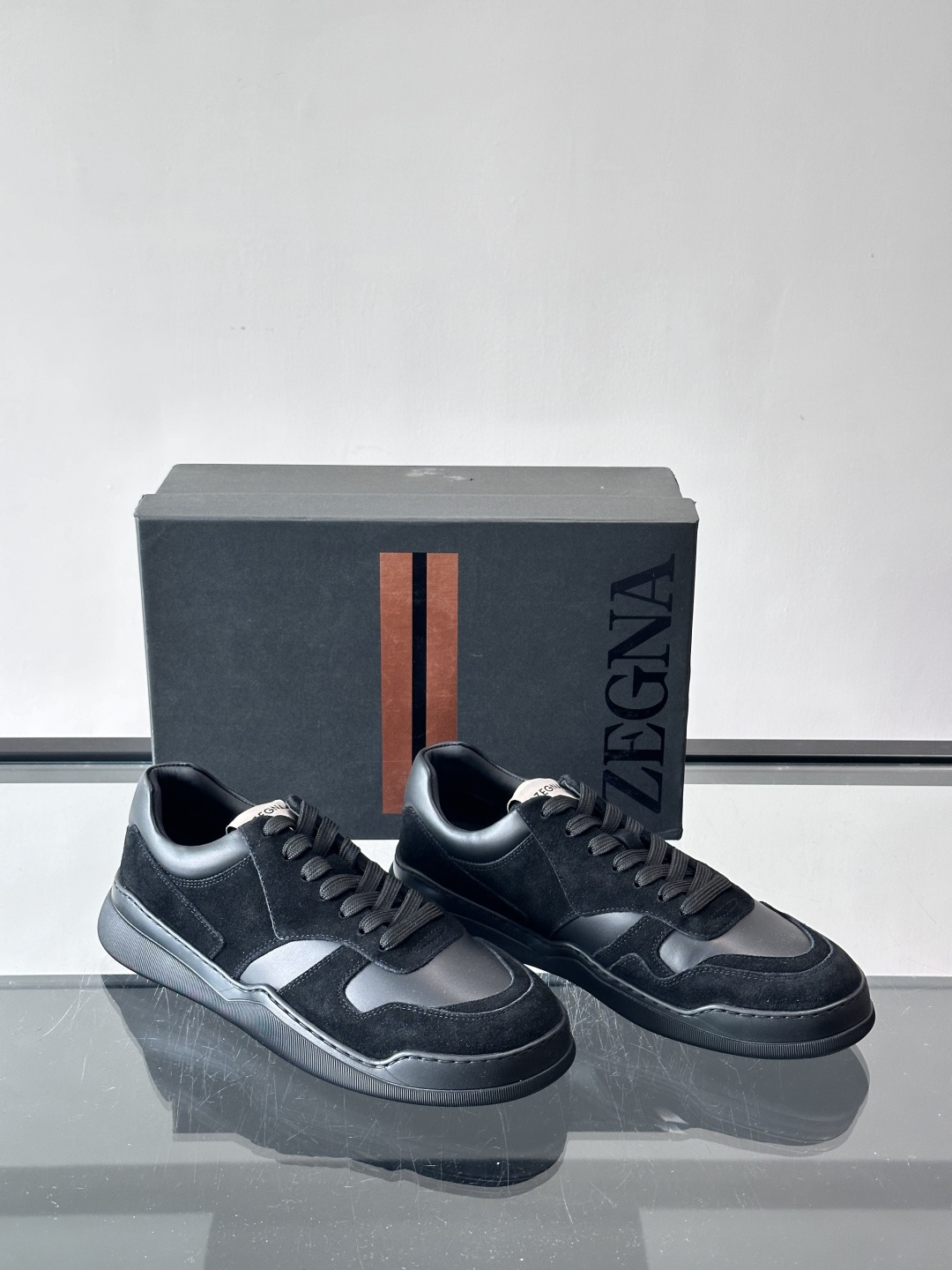 杰尼亚男士麂皮板鞋，简约设计+白色橡胶鞋底，低调百搭，日常穿搭无压力！麂皮柔软舒适，鞋底轻便耐磨，走路不