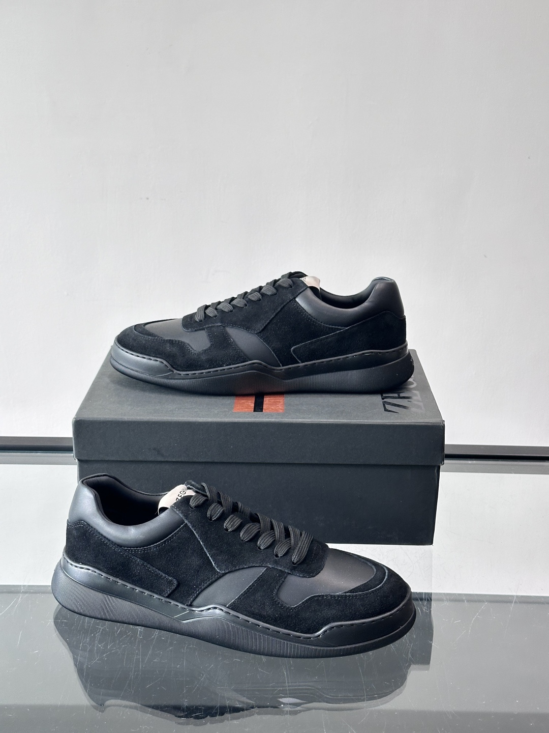 杰尼亚男士麂皮板鞋，简约设计+白色橡胶鞋底，低调百搭，日常穿搭无压力！麂皮柔软舒适，鞋底轻便耐磨，走路不