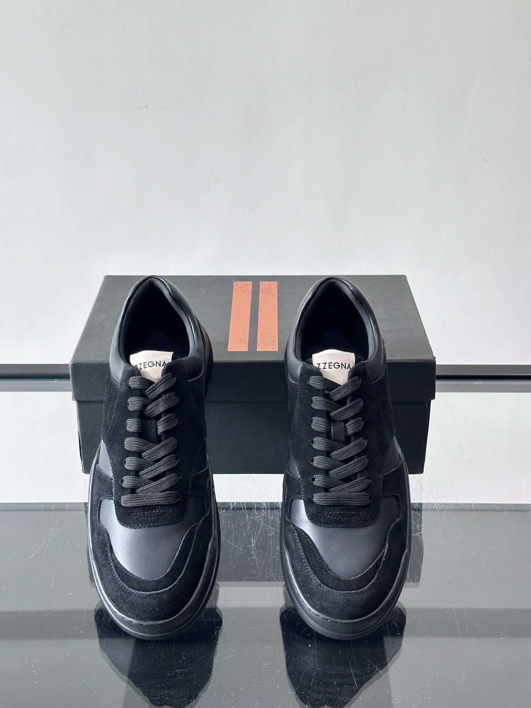 杰尼亚男士麂皮板鞋，简约设计+白色橡胶鞋底，低调百搭，日常穿搭无压力！麂皮柔软舒适，鞋底轻便耐磨，走路不