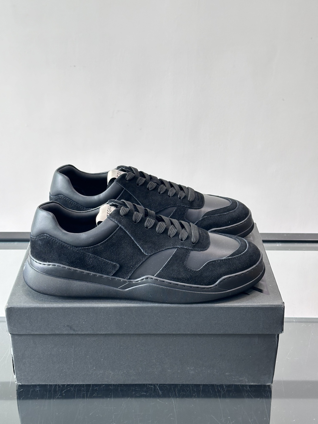 杰尼亚男士麂皮板鞋，简约设计+白色橡胶鞋底，低调百搭，日常穿搭无压力！麂皮柔软舒适，鞋底轻便耐磨，走路不