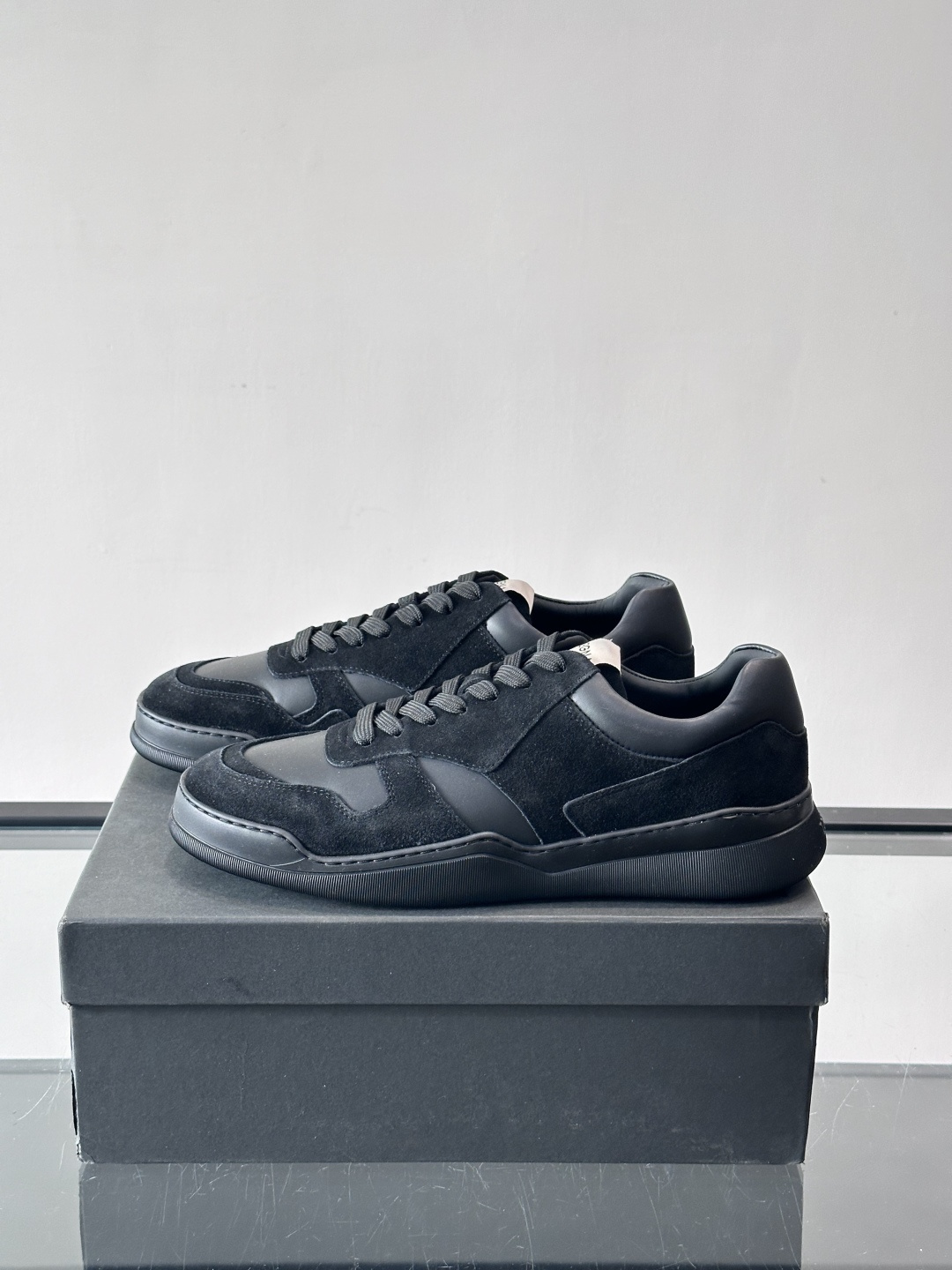 杰尼亚男士麂皮板鞋，简约设计+白色橡胶鞋底，低调百搭，日常穿搭无压力！麂皮柔软舒适，鞋底轻便耐磨，走路不