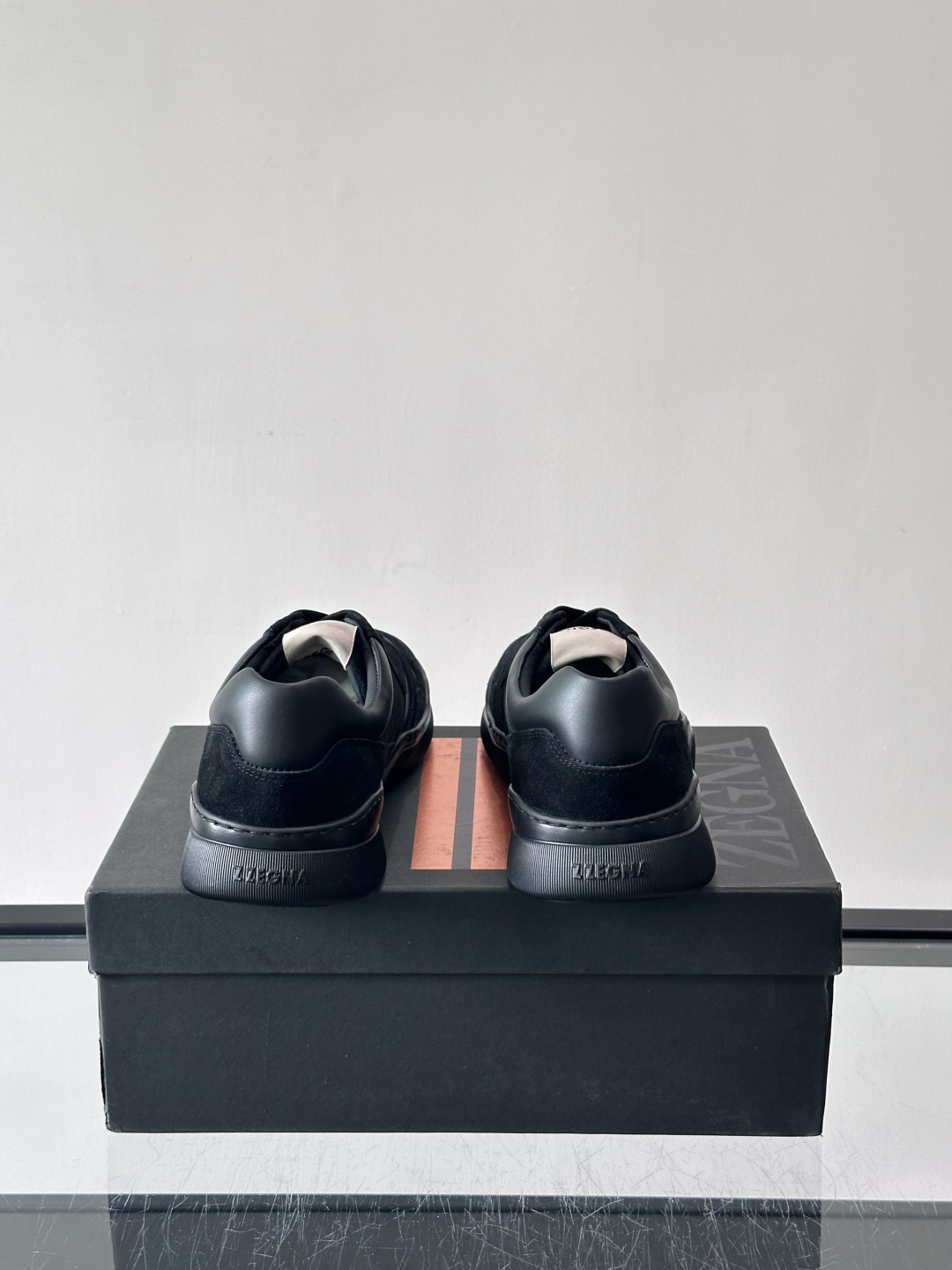 杰尼亚男士麂皮板鞋，简约设计+白色橡胶鞋底，低调百搭，日常穿搭无压力！麂皮柔软舒适，鞋底轻便耐磨，走路不